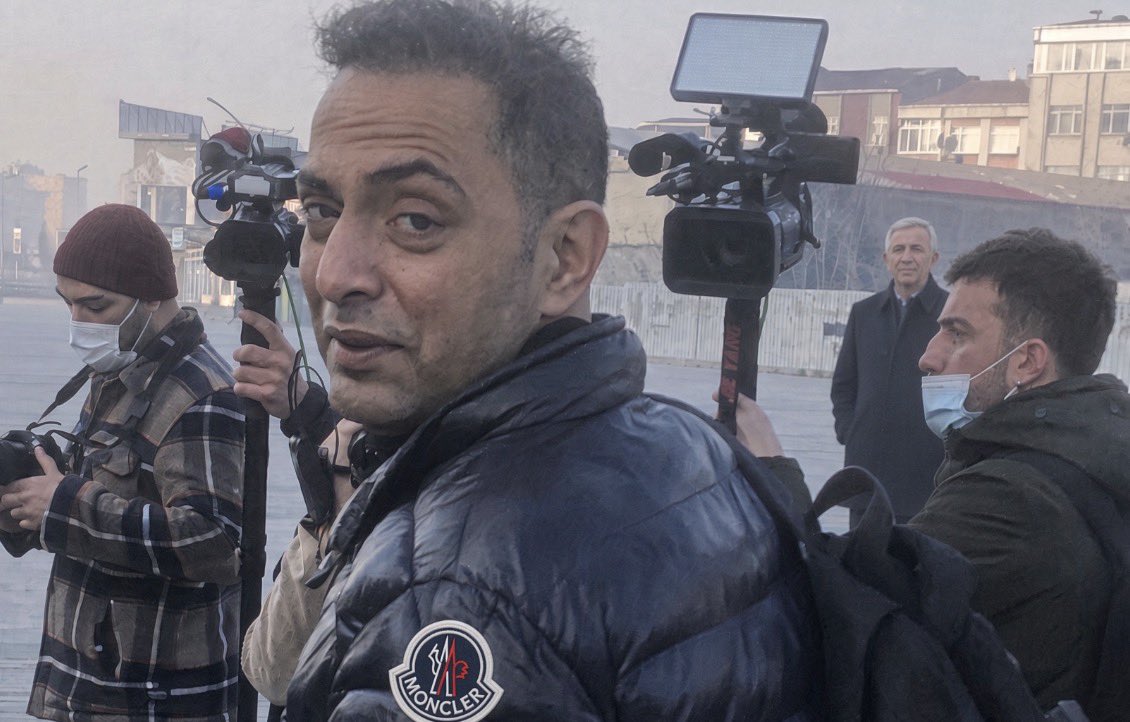 zcakir27's tweet photo. MURAT AĞIREL’İ YALANLAYAN MURAT AĞIREL’İN TANIĞI H.U.’YU KİM YA DA KİMLER TÜRKİYE’YE GELMEMESİ VE İFADE VERMEMESİ İÇİN TEHDİT ETTİ?

Ankara Büyükşehir Belediyesi eski Başkanı Melih Gökçek ile oğlu ve gelini ile ilgili @muratagirel ’in iddiaları üzerine başlayan soruşturmayı yakından ilgilendiren şok bir gelişme yaşandığı öğrenildi.

Tetikçi ve “aklayıcı” Murat Ağırel’in Ankara Cumhuriyet Başsavcılığı’nda tanık olarak verdiği ifadede, ortaya attığı iddialar ve paylaştığı belgelere dayanak gösterdiği H.U.’nun Ankara Cumhuriyet Başsavcılığı’nın daveti üzerine ifade verdiği ortaya çıktı.

H.U.’nun, ifadesinde, Murat Ağırel’in iddialarının tümünü yalanladığı, ifade vermemesi için de yoğun baskı ve tehdide maruz kaldığını, bizzat Murat Ağırel’in kendisi ile yaptığı telefon görüşmesini aktardığı, aynı gün farklı numaralarla yapılan aramalarda ifade vermemesi verse de iddiaları doğrulaması yönünde baskıya maruz kaldığını ve ağır küfür ve hakaretlere uğradığını belirttiği öne sürülüyor.

Savcılığın daveti ile ifade veren H.U.’nun, savcılığın kendisini ifadeye çağırmak için aramasından birkaç dakika önce Murat Ağırel’in aradığını, aynı gün başka numaralardan da aranarak hakaret ve tehditler savurduğunu bu baskı ve tehditler sebebiyle evini ve yaşadığı şehri değiştirdiğini belirttiği öğrenildi.

H.U.’nun, Murat Ağırel’in aradığı günlerde Almanya numarasını arayan farklı numaralardan bildiklerini anlatmaması konusu da tehdit edildiğini ve 
senin belanı si*eriz
Türkiye’ye gelme
Anne babanın evini
Çocuklarının yaşadığı yeri biliyoruz 

dediklerini öne sürdüğü belirtiliyor.

Bu arada Murat Ağırel tanık ifadesi verirken, CMK’nın ilgili maddesinin hatırlatıldığı, beyanlarının yalan çıkması durumunda cezai işlem başlatılacağının vurgulandığı görülmüştü.

Murat Ağırel’in iddialarının dayanağı olarak gösterdiği H.U.’nun yalanlamalarından sonra Murat Ağırel ile ilgili CMK’nın ilgili maddesinden soruşturma başlatılıp başlatılmayacağını merak ediyorum.