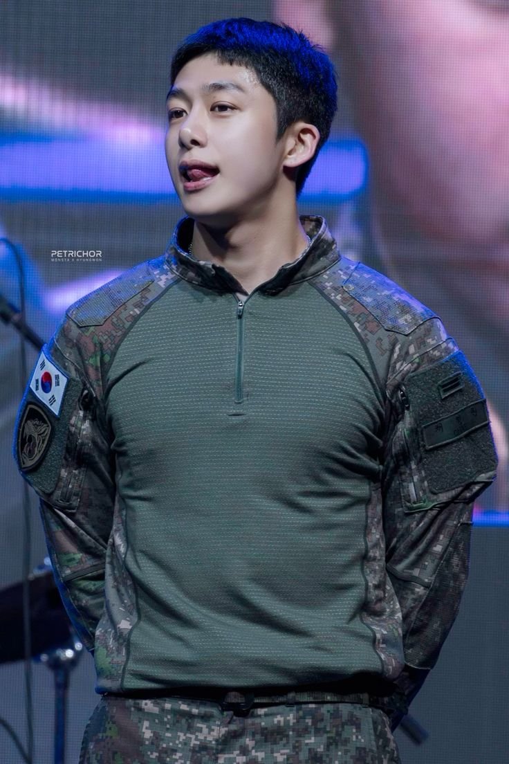nunu__ym's tweet photo. 군인 되면 몸 커지는 남자들 때매 힘들다(P) https://t.co/KwNW6bs0Ju