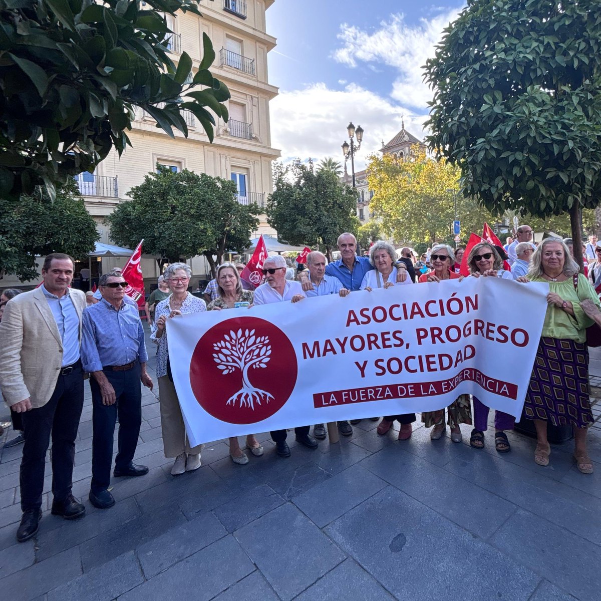 antoniomunozsev's tweet photo. Hoy he acompañado a las personas mayores y pensionistas de Sevilla en sus reivindicaciones.

Pensiones dignas, buenos cuidados, atención a la dependencia y medidas contra la soledad no deseada y el edadismo.   

Y desde Sevilla también hay que actuar: recuperar un verdadero Plan de Ciudad para las Personas Mayores, con medidas barrio a barrio para garantizar autonomía, participación y cuidados.  

Porque no necesitan homenajes un día al año. Necesitan derechos todos los días.