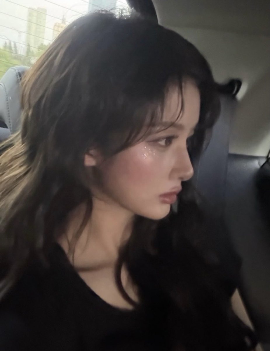 _zip2026's tweet photo. 📁 zip님이 드리는 ABLY 전상품 5% 쿠폰  
- 쿠폰 바로 등록 : https://t.co/yG9s1S9059   

📁 엔믹스 설윤 가성비 손민수.zip 
- 깔별로 블랙도 사버린 ,, 🖤

🔗 [블랙업] 스탠다드 유넥 크롭 반팔티
https://t.co/9byIdbsg4k
https://t.co/abDB3URU1F

#SULLYOON #NMIXX https://t.co/TYxovq94Rt