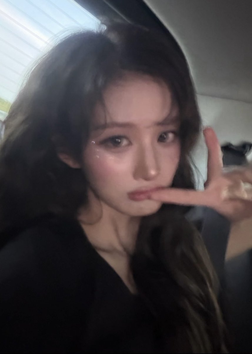 _zip2026's tweet photo. 📁 zip님이 드리는 ABLY 전상품 5% 쿠폰  
- 쿠폰 바로 등록 : https://t.co/yG9s1S9059   

📁 엔믹스 설윤 가성비 손민수.zip 
- 깔별로 블랙도 사버린 ,, 🖤

🔗 [블랙업] 스탠다드 유넥 크롭 반팔티
https://t.co/9byIdbsg4k
https://t.co/abDB3URU1F

#SULLYOON #NMIXX https://t.co/TYxovq94Rt