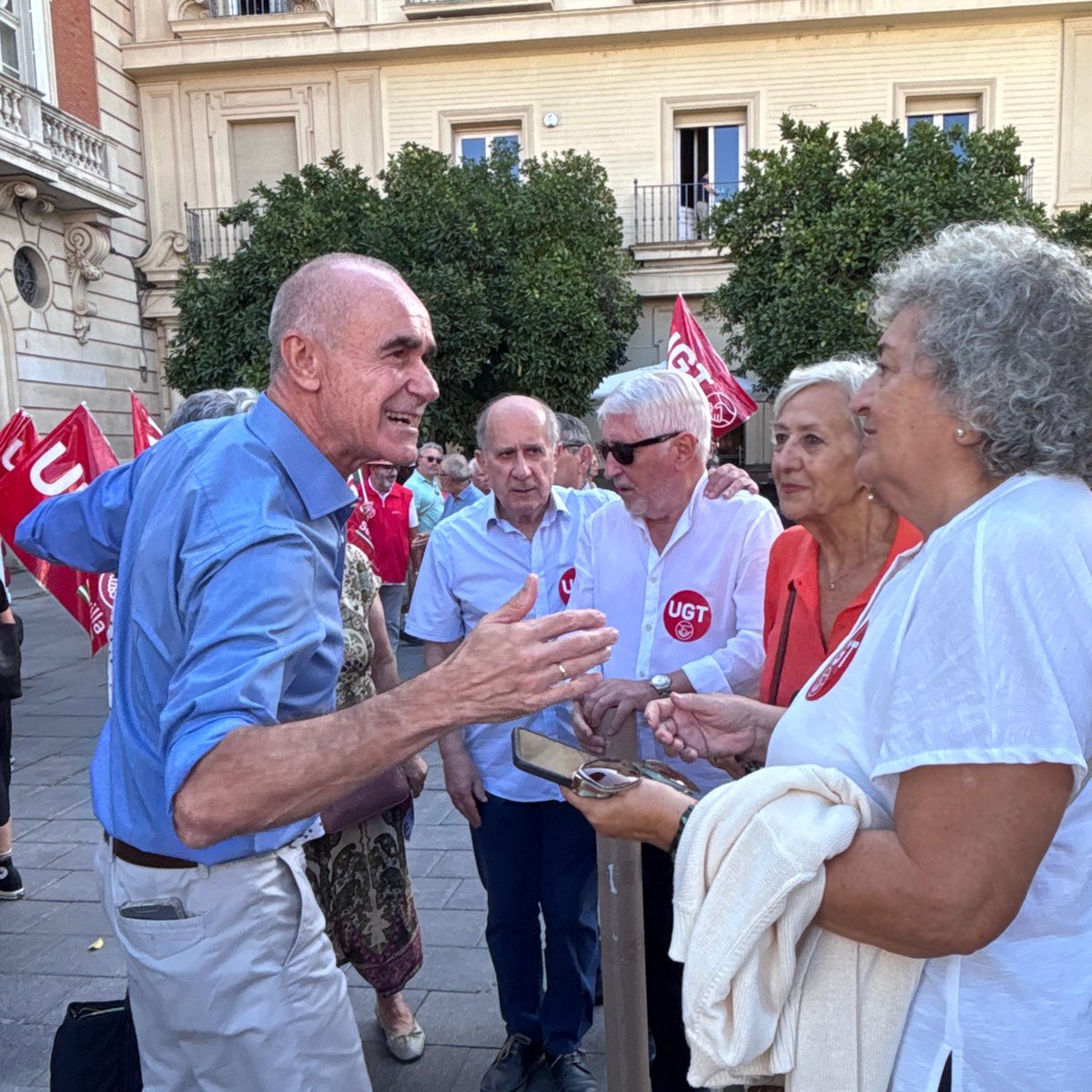 antoniomunozsev's tweet photo. Hoy he acompañado a las personas mayores y pensionistas de Sevilla en sus reivindicaciones.

Pensiones dignas, buenos cuidados, atención a la dependencia y medidas contra la soledad no deseada y el edadismo.   

Y desde Sevilla también hay que actuar: recuperar un verdadero Plan de Ciudad para las Personas Mayores, con medidas barrio a barrio para garantizar autonomía, participación y cuidados.  

Porque no necesitan homenajes un día al año. Necesitan derechos todos los días.