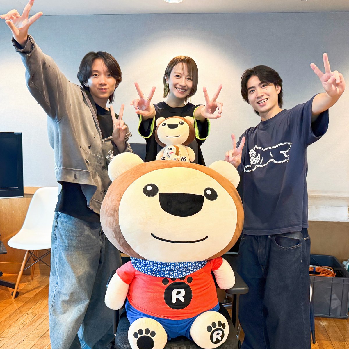 sakura1109m's tweet photo. さみしい！かなしい！😭😭😭
MBSラジオ『増田貴久のスーパーオモシロラジオ』
本当の本気の最終回でした。

名前とかたちを変えながら、増田御大は15年、私は12年半。
ずっと続けてきた番組。
いろんな荒波を超えてきた番組ですが、
スーパーオモシロラジオになってからは愉快なスーパーオモシロアシスタントのみんながかわるがわる遊びに来てくれて、毎回雰囲気も違ってとてもフレッシュになって、このままこんな感じで増田さんがおじいちゃんになるまで続くのではないかとのほほんとしておりました。
突然の終了に増田御大もしょんぼり🥺
でもリスナーの皆様のおかげでいつでも電車の中で聴いたら笑いを堪えきれず大変なことになる番組に仕上がっていました。

私も個人的にリスナーの皆様にたくさんたくさん助けられて守っていただいて、感謝の思いでいっぱいです。
たくさんたくさん私を信じてくださいました。
本当にありがとうございました。

作家の今井さんはじめ、スタッフの皆様もほとんど変わらずずっとやってきた番組なので会えなくなるのが不思議でなりません。
でもきっとまたご一緒できると確信しています！！
またいつか、リスナーの皆様と一緒に素敵な居場所を作りたいです。
がんばります！！

そしてそして
最終回にふぉ〜ゆ〜さんのメジャーデビュー曲解禁が間に合って本当によかったー！！
寂しいけれど持ってる番組でした🥹
おめでとうございます！👏🏻🌈

そしてそしてそして
ジュニアのお2人！岡橋くんと惟良くん！
番組に入った時は16歳！今は17歳！
大先輩との番組に本当に緊張しながらもどんどん打ち解けて！
それぞれの個性をしっかり出してお喋りしてくれて私はとても嬉しかったです🥹
本当に性格の良きお2人なので、このまま真っ直ぐに大きく活躍してくれると確信しています！！
間違いない！！！！！
ずっとずっと応援してるよーーー！！！