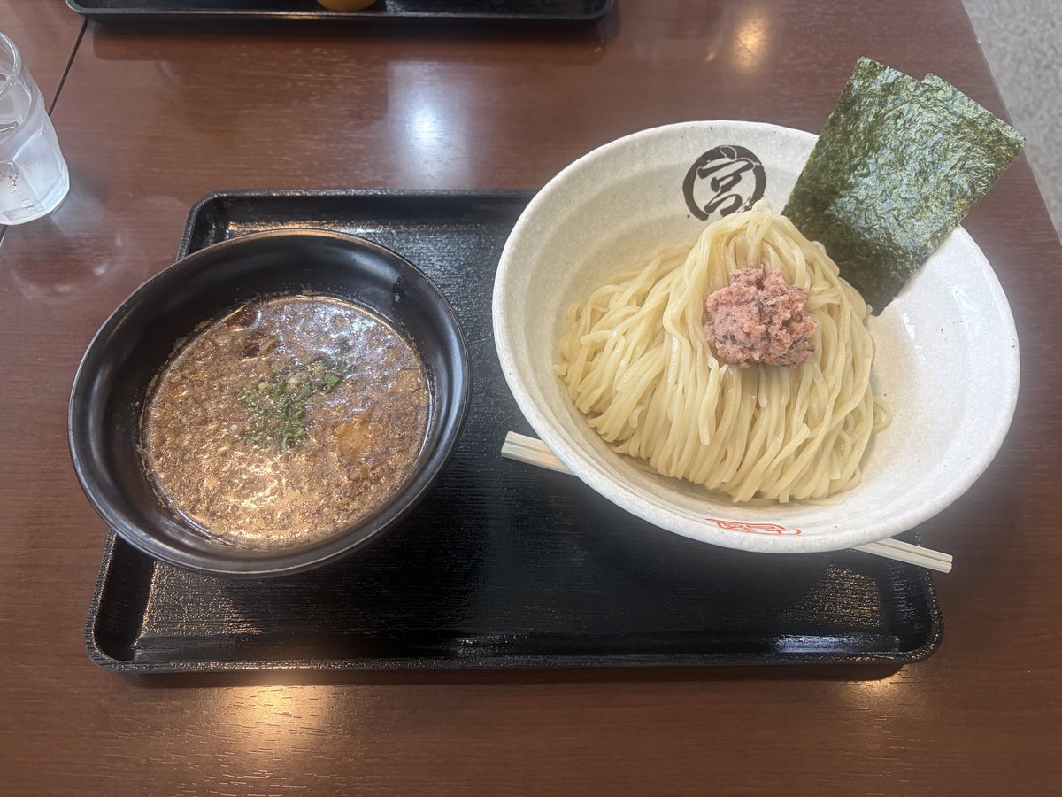 wakuya_itto's tweet photo. 時差投稿
「麺屋丸宮」さん
背脂つけ麺

自分の中でお手本のようなつけ麺‼︎
麺が本当にやばいくらい美味すぎる‼︎
スープももちろんめちゃくちゃ美味すぎる‼︎
完璧すぎるの一言‼︎
丸宮さんから大変貴重なものをいただき感謝でした(๑˃̥̩̥̥̥̥̆ಐ˂̩̩̥̥̩̥̆৭) 

そした梅生姜買ってくるの忘れた…涙 https://t.co/n5kP8Licjf