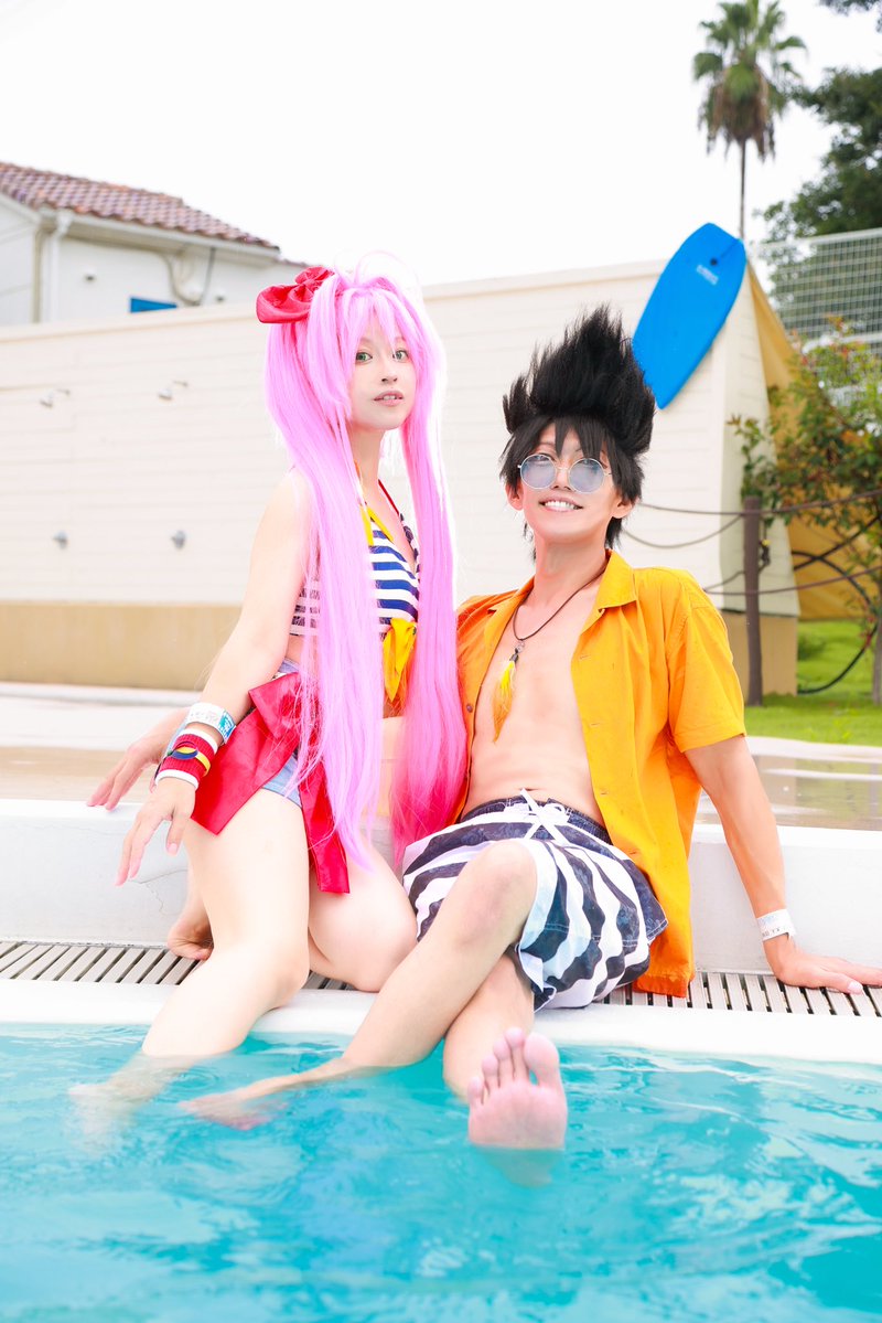uzura_san06's tweet photo. ⚠️Cosplay【Macross7】

🔥ファイアー！
ボンバー！！🔥

📸MOSさん

ツーショのやつ、MOSさんがプールにザバンして撮ってくださったの！！びっくりした……凄かった✨️
そんで、さすがその甲斐あって素敵な仕上がり✨️ありがとうございました🙏✨

🔥ひよ��ん
🩷私

#超コスチャinレオマ https://t.co/173VMpUXGz