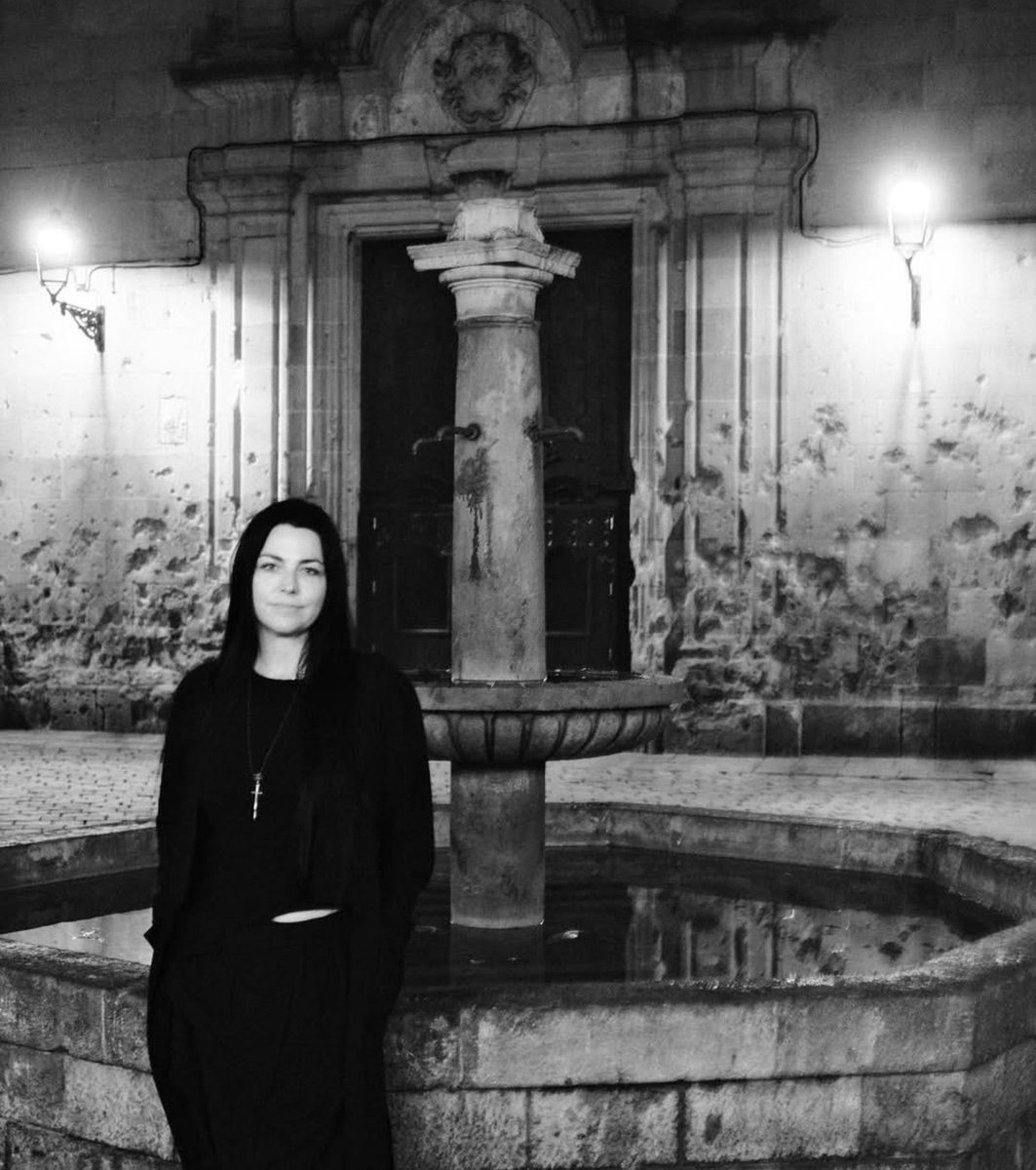 L4crymosa's tweet photo. Simplesmente Amy Lee no mesmo lugar que gravou o clipe de My Immortal, do Evanescence. 
Praça de Sant Felip Neri
Mais de 20 anos depois.🖤 https://t.co/u5Na6nq6hd