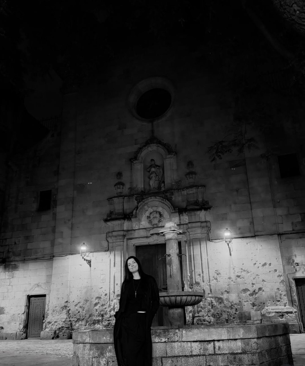 L4crymosa's tweet photo. Simplesmente Amy Lee no mesmo lugar que gravou o clipe de My Immortal, do Evanescence. 
Praça de Sant Felip Neri
Mais de 20 anos depois.🖤 https://t.co/u5Na6nq6hd