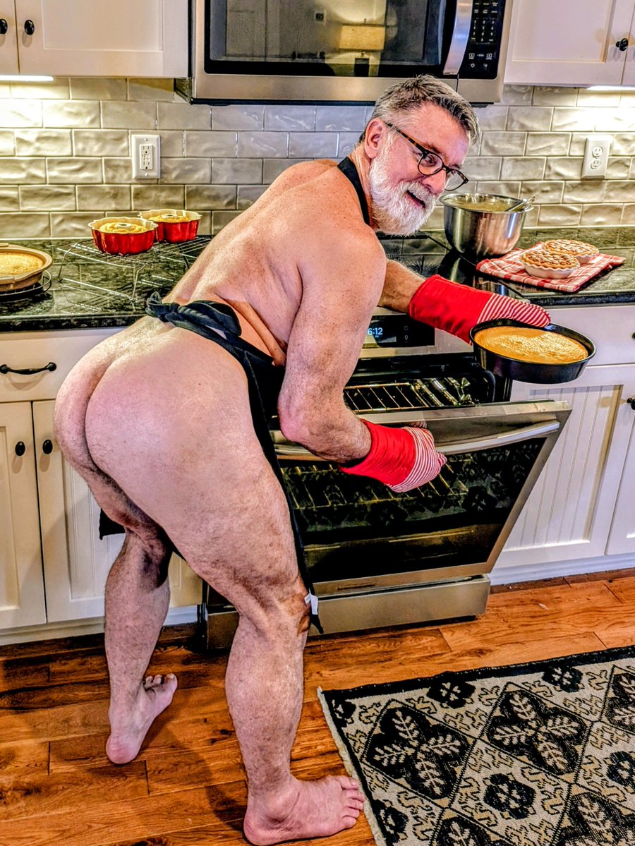 bearfoothunter1's tweet photo. A year ago I won the 'Big Cake Energy' contest, thanks to a lot of you voting for me over &amp; over. 🙂 Since the contest isn't being held this year, I guess these cakes still reign! 🍑👑😜
Posting the full set of pics on JFF &amp; OF today. https://t.co/HOXOjpoYdI
