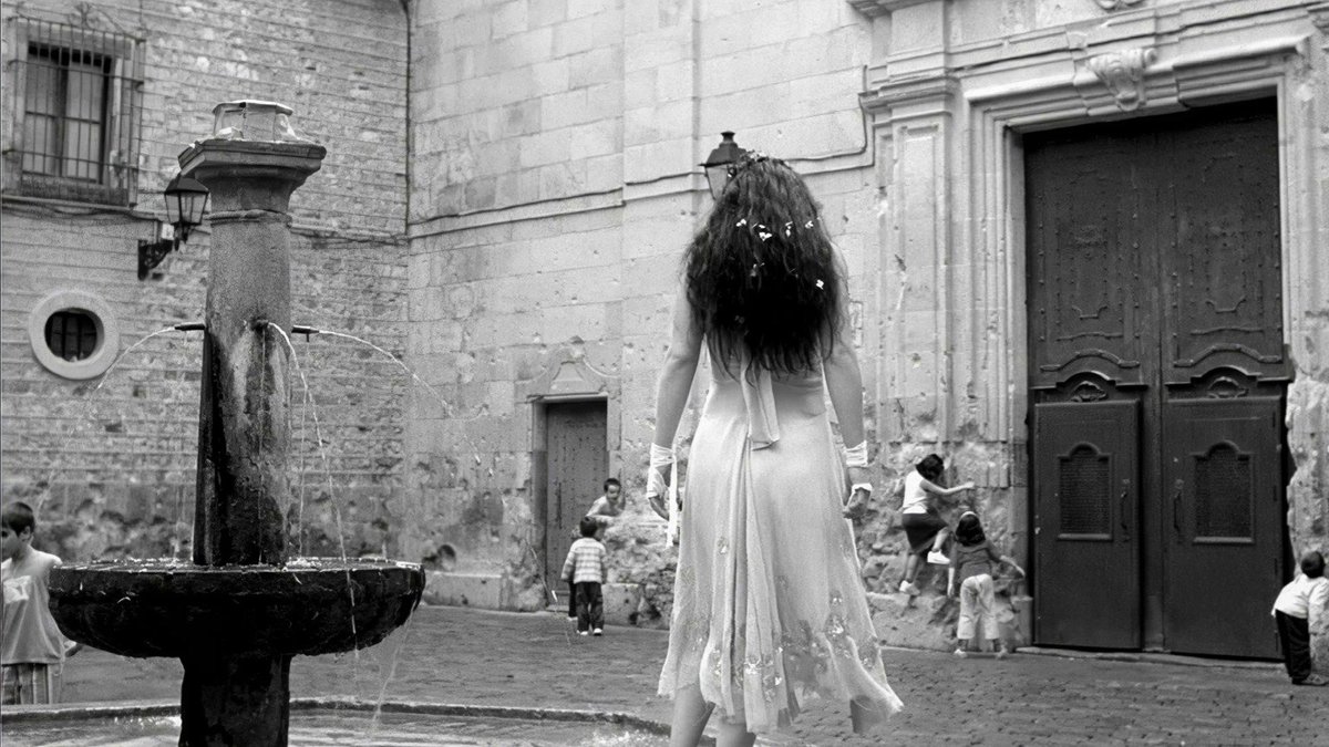 L4crymosa's tweet photo. Simplesmente Amy Lee no mesmo lugar que gravou o clipe de My Immortal, do Evanescence. 
Praça de Sant Felip Neri
Mais de 20 anos depois.🖤 https://t.co/u5Na6nq6hd