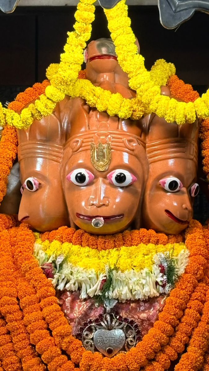 rajakatrabalaji's tweet photo. सिद्धपीठ राजाकटरा, कोलकाता वाले श्री श्री पंचमुखी हनुमान जी का संध्या श्रृंगार एवं दिव्य दर्शन।
दिनांक 01 अक्टूबर 2026, दिन - गुरुवार।

बाबा आपकी सभी मनोकामनाएं पूर्ण करें। https://t.co/74m4Hv2bMM