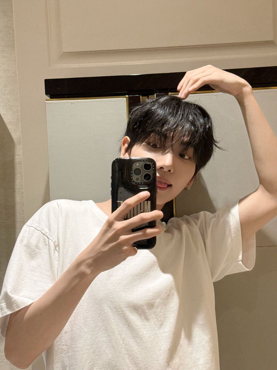 myeongiwa's tweet photo. jaehyun's new selca again!! we've already gotten 4 selcas today 😆🤍 https://t.co/dsuJPkEyZ3