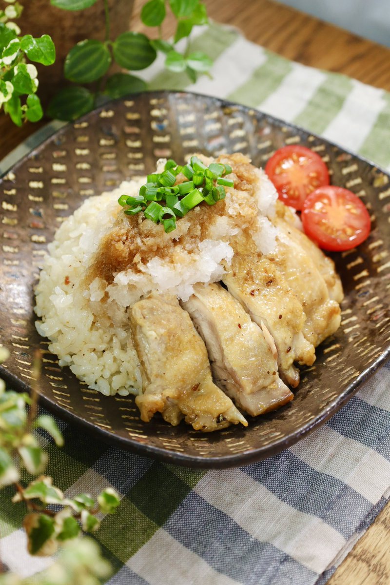 boku_5656's tweet photo. 大根おろしとポン酢で食べる「和風カオマンガイ」、究極にさっぱりしていて最高でした✨

味付けはヤマキの鰹節屋の割烹だしパックだけ！

袋を破って中身を出し、ご飯と一緒に炊飯すれば、旨みたっぷりな炊き込みご飯の完成です【PR】 https://t.co/GHi39I2V1b
