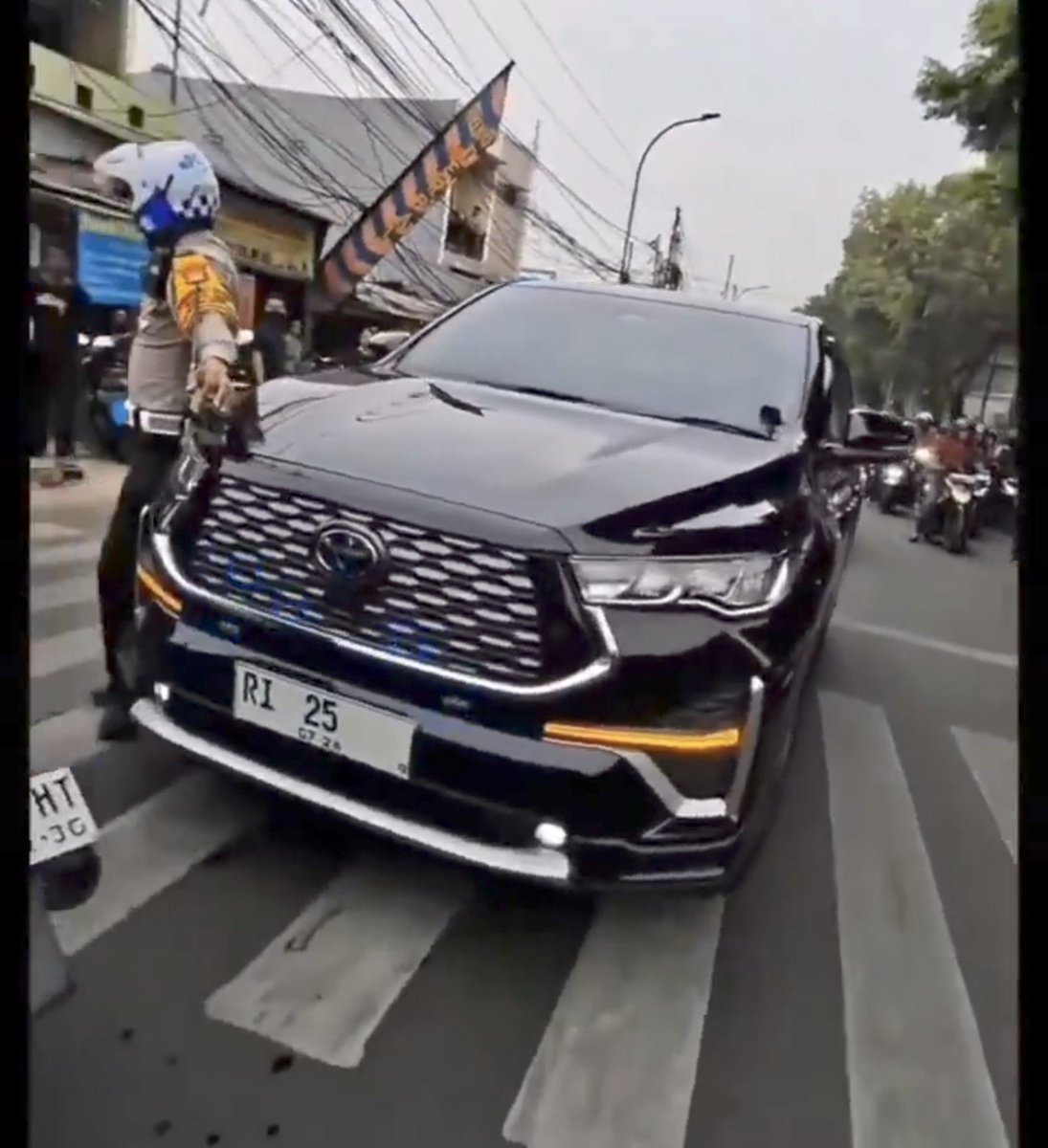 MiskinTV_'s tweet photo. RI 25 mobil pejabat kementerian/lembaga apa sih???? https://t.co/VKdeR66ZQJ