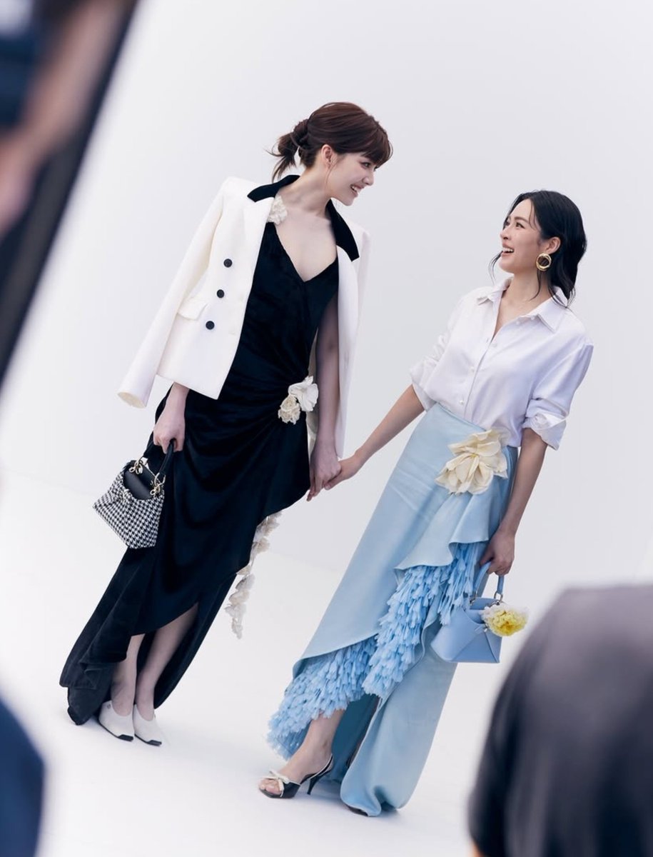 pmousesorm's tweet photo. "we'd argue the best accessory lingorm brought to the show was their handholding" grazia singapore knows ball 😏

#DiorSummer27xLingOrm #LinglingKwong #OrmKornnaphat https://t.co/lLzWbhNdUm