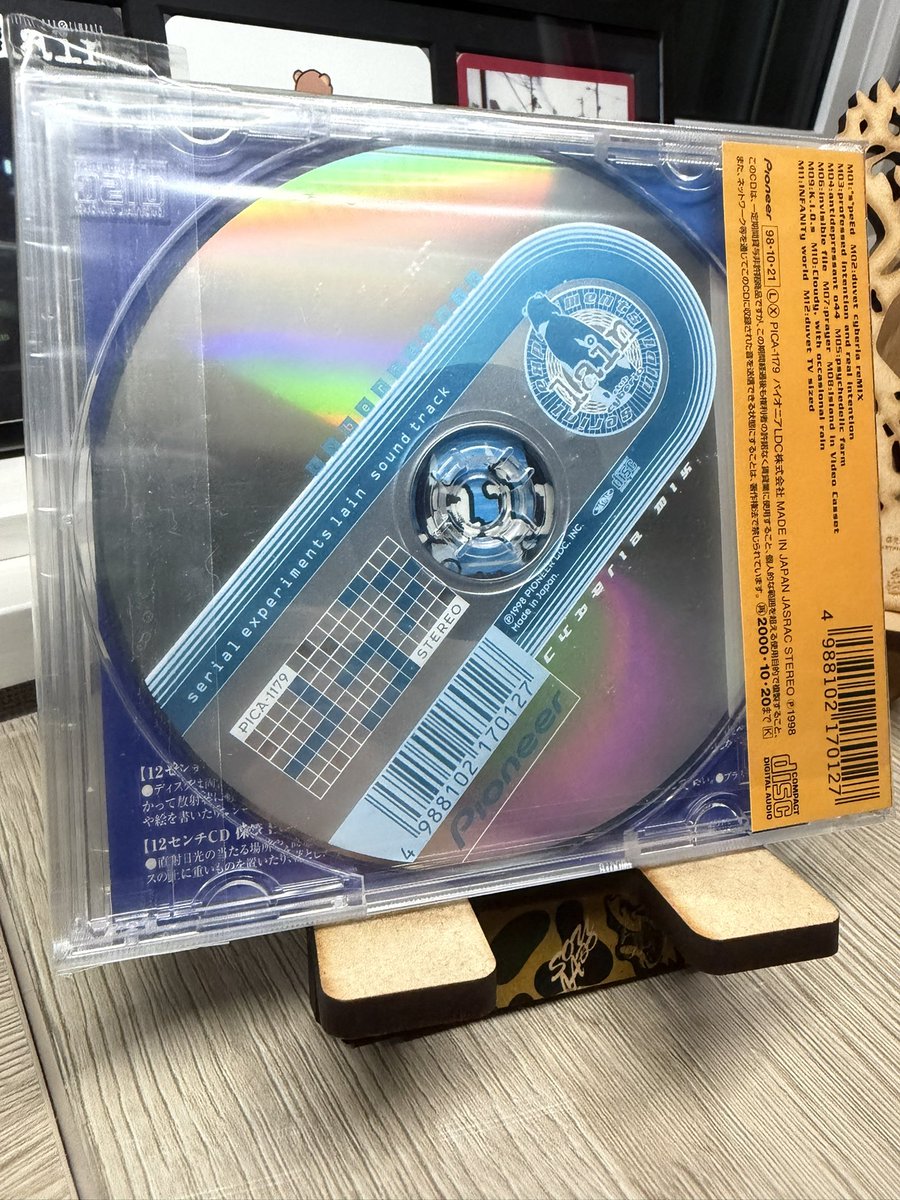 Qiu8Momo's tweet photo. サイベリアミックス。発売日にジャスコの CDショップで購入。アニメサントラの棚の「し」の列を探す。店によっては「れ」の列にあるから注意が必要だ。私が買った後、2枚目が入荷。行く度に、まだ売れてない、と見守っていた。私がこの街を離れるまで2年ほど見守った。
曲の方は、やはりs,peEd https://t.co/BkJqKpZgrY