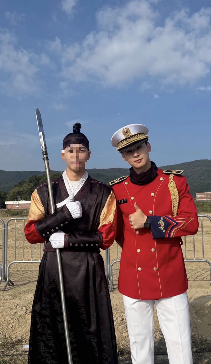 ChaEunwooINTL's tweet photo. 📸 Sergeant Lee Dongmin (Cha Eunwoo) at the Gyeryong Ground Forces Festival today, October 1st.

#CHAEUNWOO #차은우 #이동민
#チャウヌ #车银优 #ชาอึนอู #車銀優 https://t.co/EuaQCTuUCv