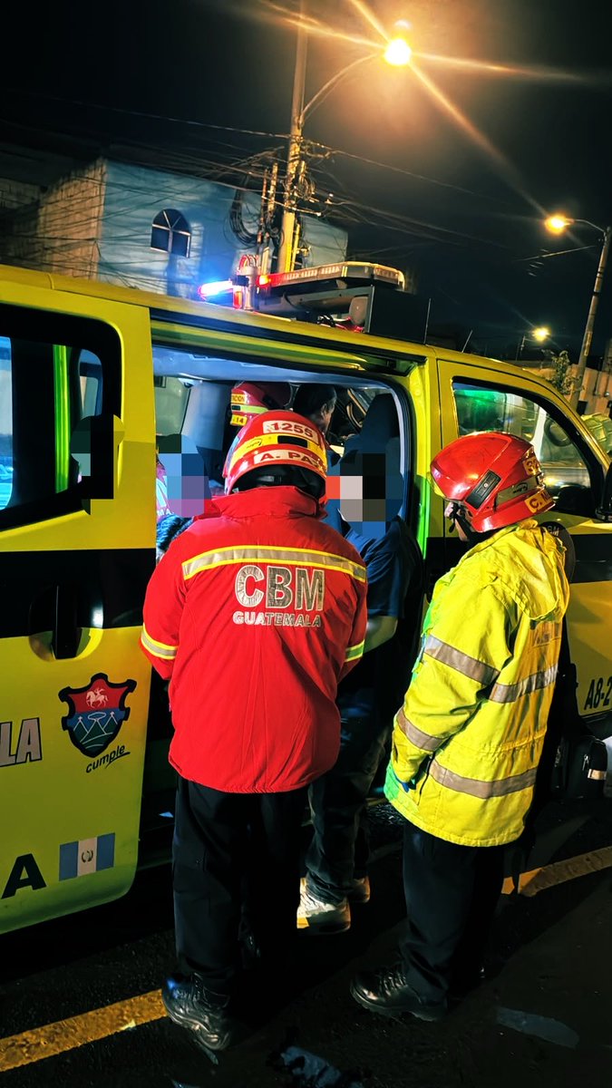 Motocicleta derrapa. 📍 5 calle 25 avenida, zona 6. 📋 Unidad de Bomberos A8-2 atiende el incidente. Afecta tramo hacia ruta CA9 Norte. Pasajera de motocicle…