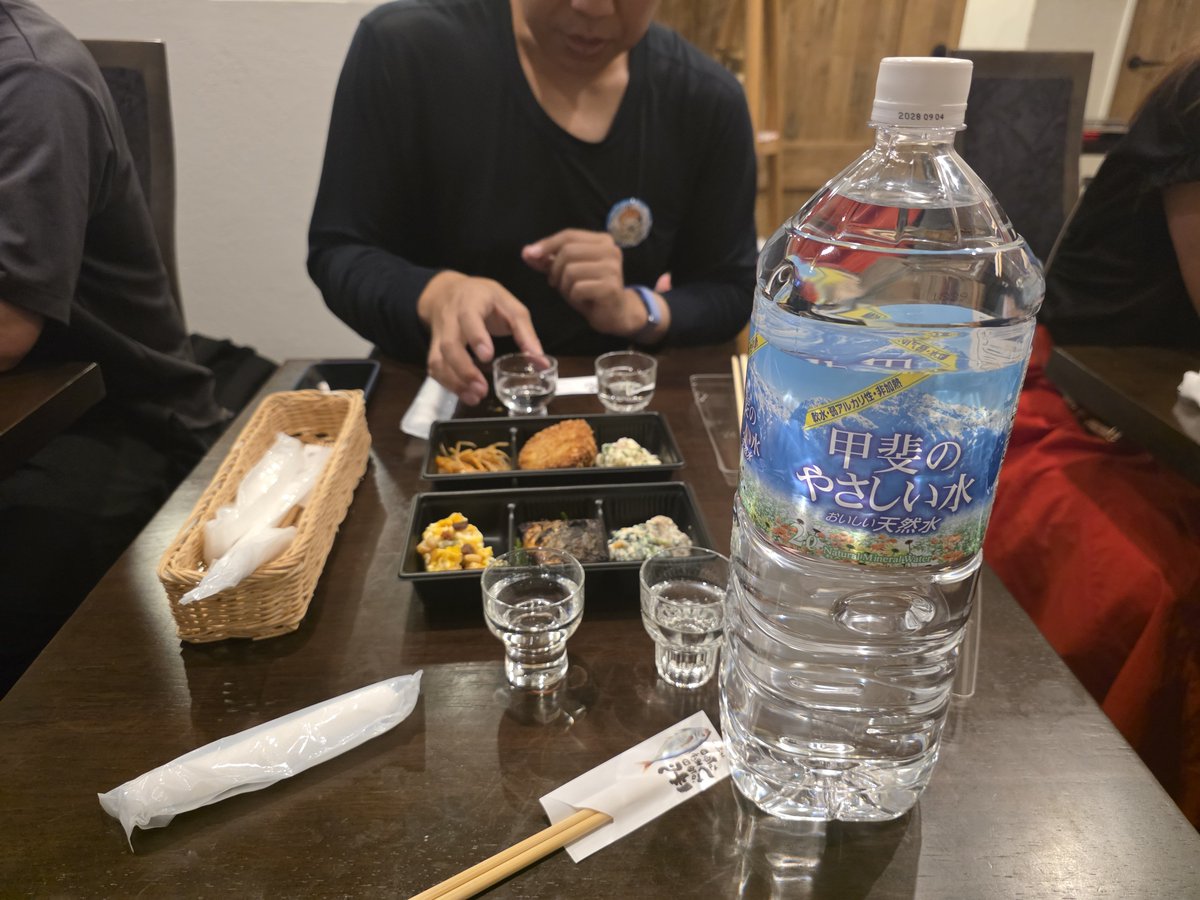 felicitekobe's tweet photo. プログラマーの森本さんと日本酒ゴーアラウンド2026神戸に参戦!

会うなり２リットルの水をわたされる。
https://t.co/uPnAH7WoQm https://t.co/0GtHsCxdlr