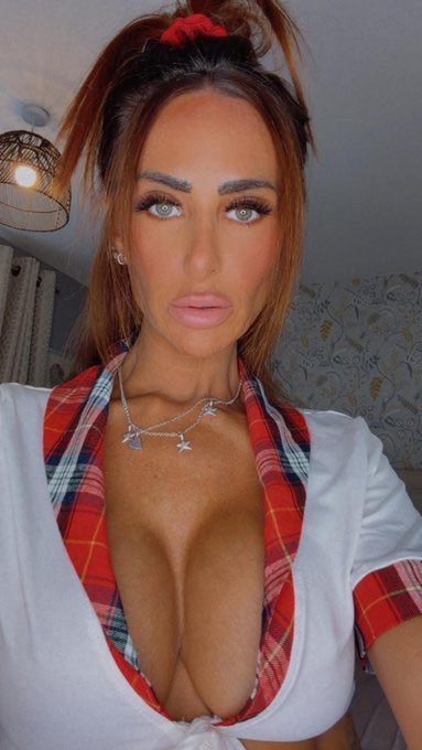 JammyToger's tweet photo. The cute school girl with the huge rack is going live for you on cam rn @Lilymay218968 https://t.co/rjgx5g2b7Z