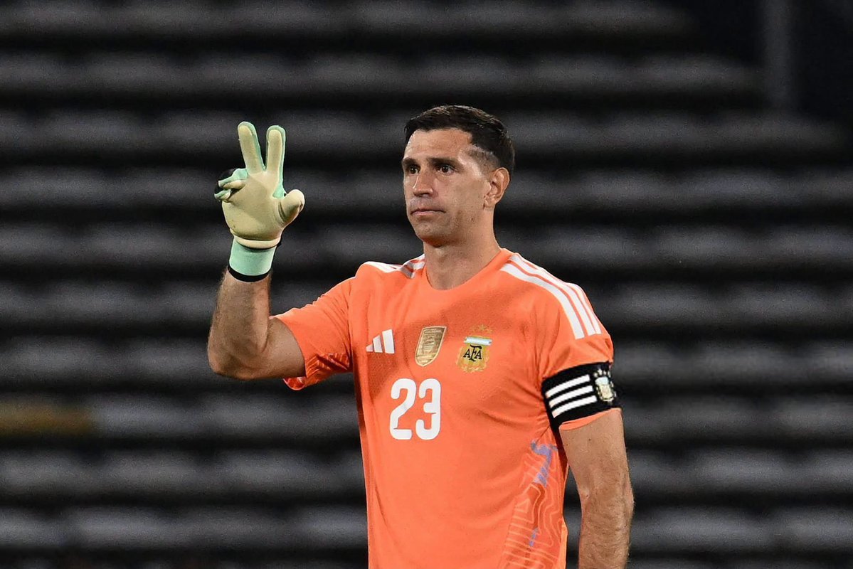 Asquare_CFC's tweet photo. Another cleansheet for Dibu 🇦🇷💙 #CFC https://t.co/6GkLvgYhXe