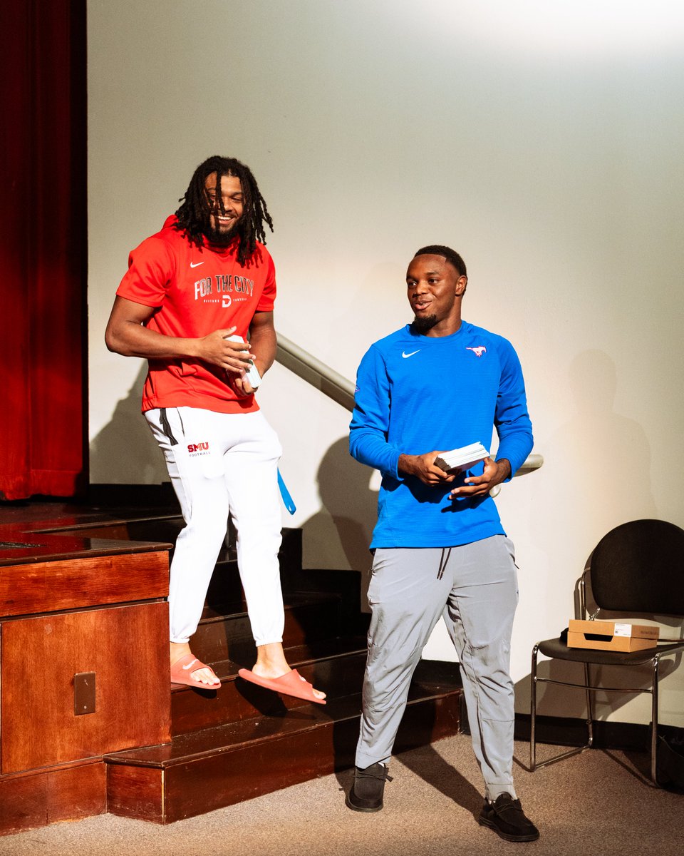 RunPerunaRun's tweet photo. Thankful for SMU's @BrandonBooker31 and @akaSweet13 returning to @FootballDesoto with best-selling author Doyle Glass and @champsforlit to share the power of reading with student-athletes! 

https://t.co/ghWJCAT2zp https://t.co/MNoAZWpvK0