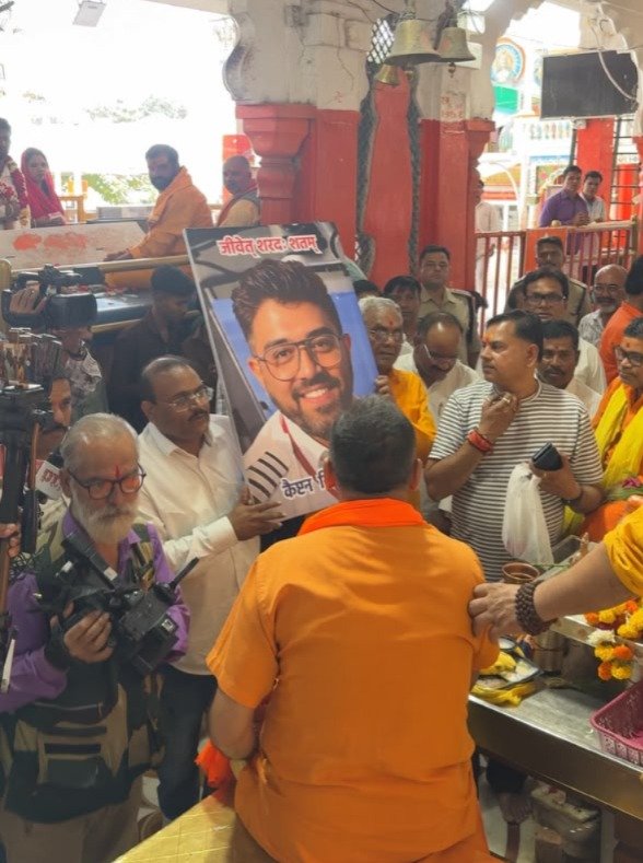 ReporterAnkitG's tweet photo. #SmitMacchar 

देश भर के मंदिरों में आज भारतीय पायलट स्मित मच्चछार कि सेहत और सुरक्षा को लेकर हवन पूजन किया गया, हर किसी कि यही दुआ है कि स्मित जल्द से जल्द स्वस्थ हों और वापस लौटें...

कल से लेकर अब तक उपराष्ट्रपति, पीएम, रक्षा मंत्री, बीजेपी अध्यक्ष समेत तमाम लोगों ने स्मित की सराहना की 

यहां तक की दुनिया के तमाम राष्ट्राध्यक्ष ने तारीफ की और दुनिया भर में तारीफ हो रही है.. 

इस सब के बीच भाजपा ने उठाया सवाल कहां है नेता प्रतिपक्ष राहुल गांधी और बाकी विपक्षी नेता??

#Israël #FlyDubai #PlaneHiJack 
#HawanPoojan