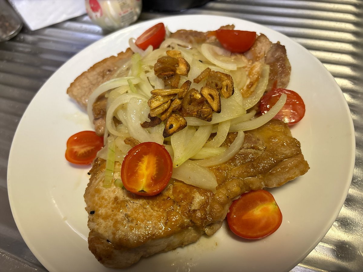 sawapro00's tweet photo. 肉塊を一部試食。 https://t.co/EkmWthHp3w