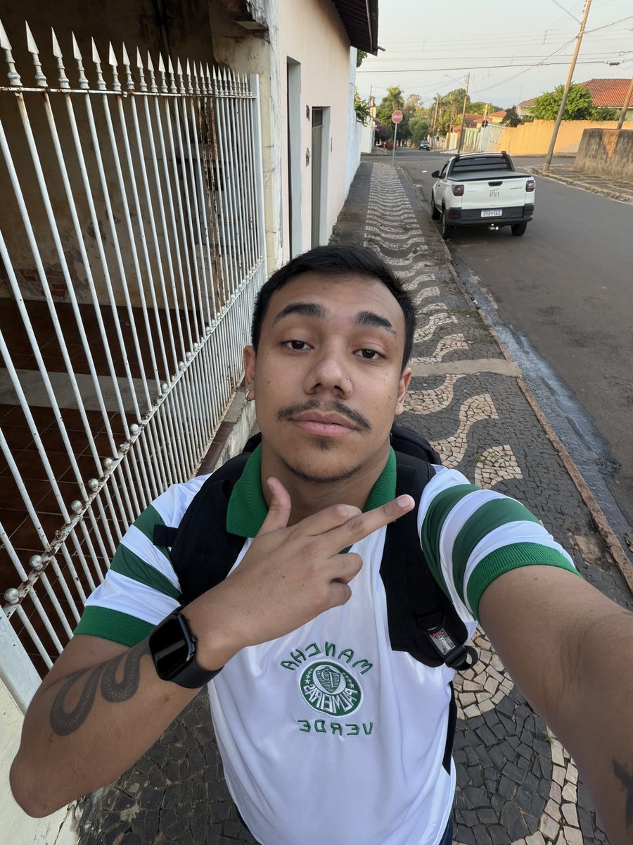 jvzanzirolimo's tweet photo. eu e minha colinha verde porque aqui é MEIRAS. https://t.co/Q72XtKci5g