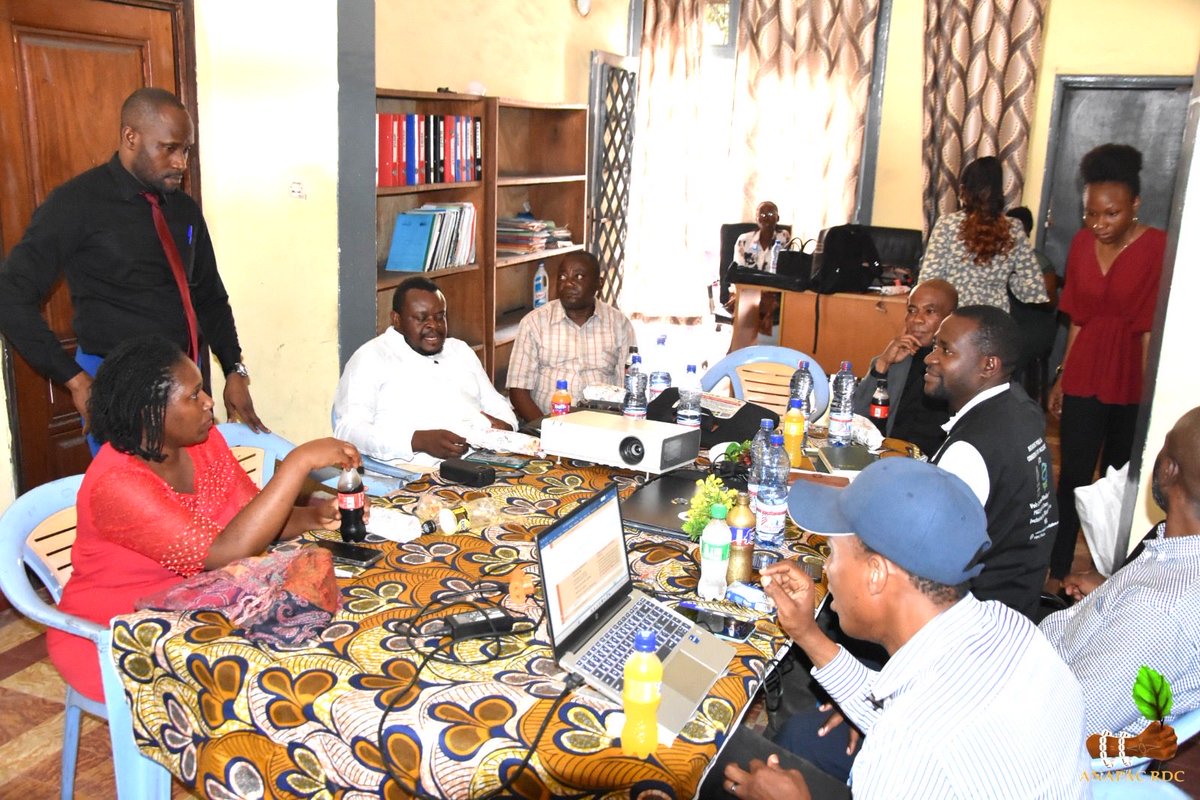 Anapac_DRC's tweet photo. La Task Force s’est réunie mercredi 30/09 à Kinshasa pour travailler sur une Note de plaidoyer en faveur du maintien des acquis et de la prise en compte des contributions des peuples #autochtones #pygmées dans l’avant-projet de loi sur le Code #forestier en #RDC.
@IPsLeadNature https://t.co/OLy3JzaAuf