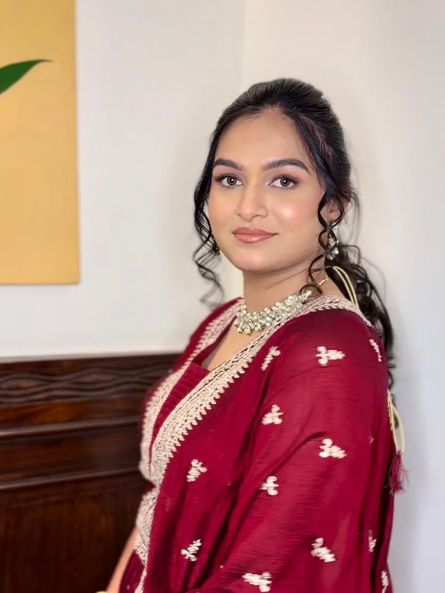 jennyfer_aj's tweet photo. Sangeet glow done right for Anushka. Makeup by Devasthale Makeup, styling by Diva. Ponytail by Samu Makeovers. https://t.co/n1nKbyWX6w
