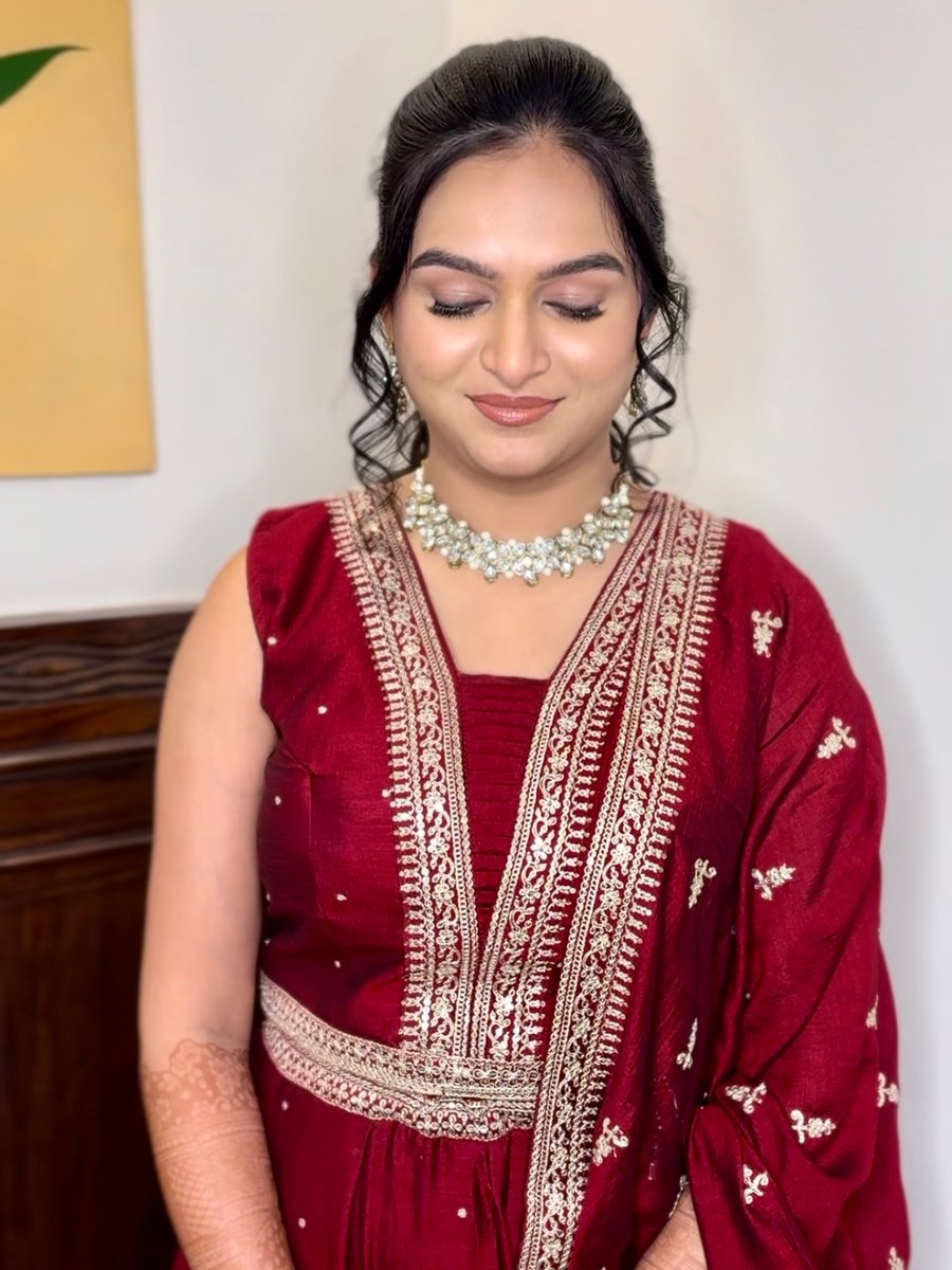 jennyfer_aj's tweet photo. Sangeet glow done right for Anushka. Makeup by Devasthale Makeup, styling by Diva. Ponytail by Samu Makeovers. https://t.co/n1nKbyWX6w