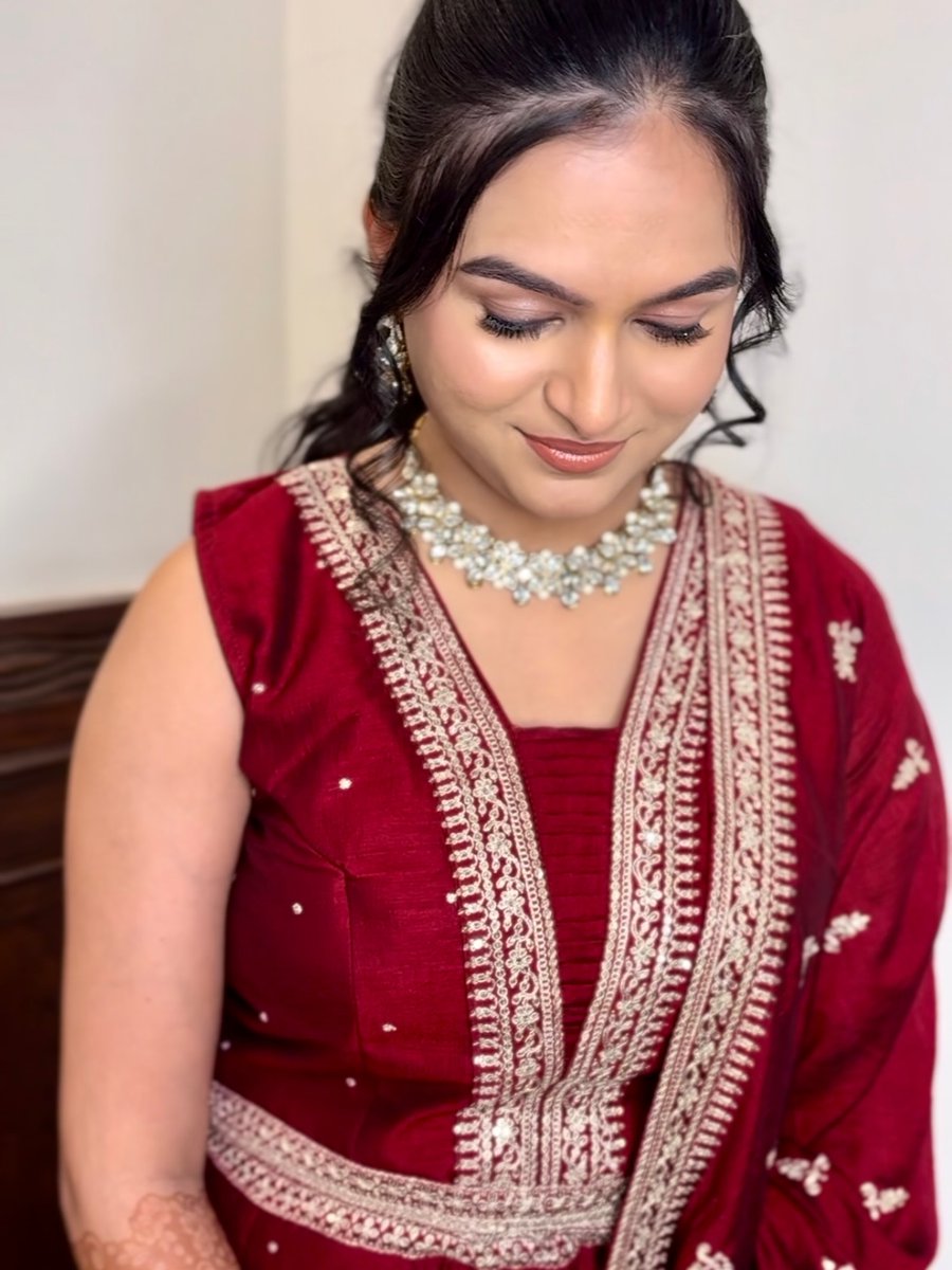 jennyfer_aj's tweet photo. Sangeet glow done right for Anushka. Makeup by Devasthale Makeup, styling by Diva. Ponytail by Samu Makeovers. https://t.co/n1nKbyWX6w