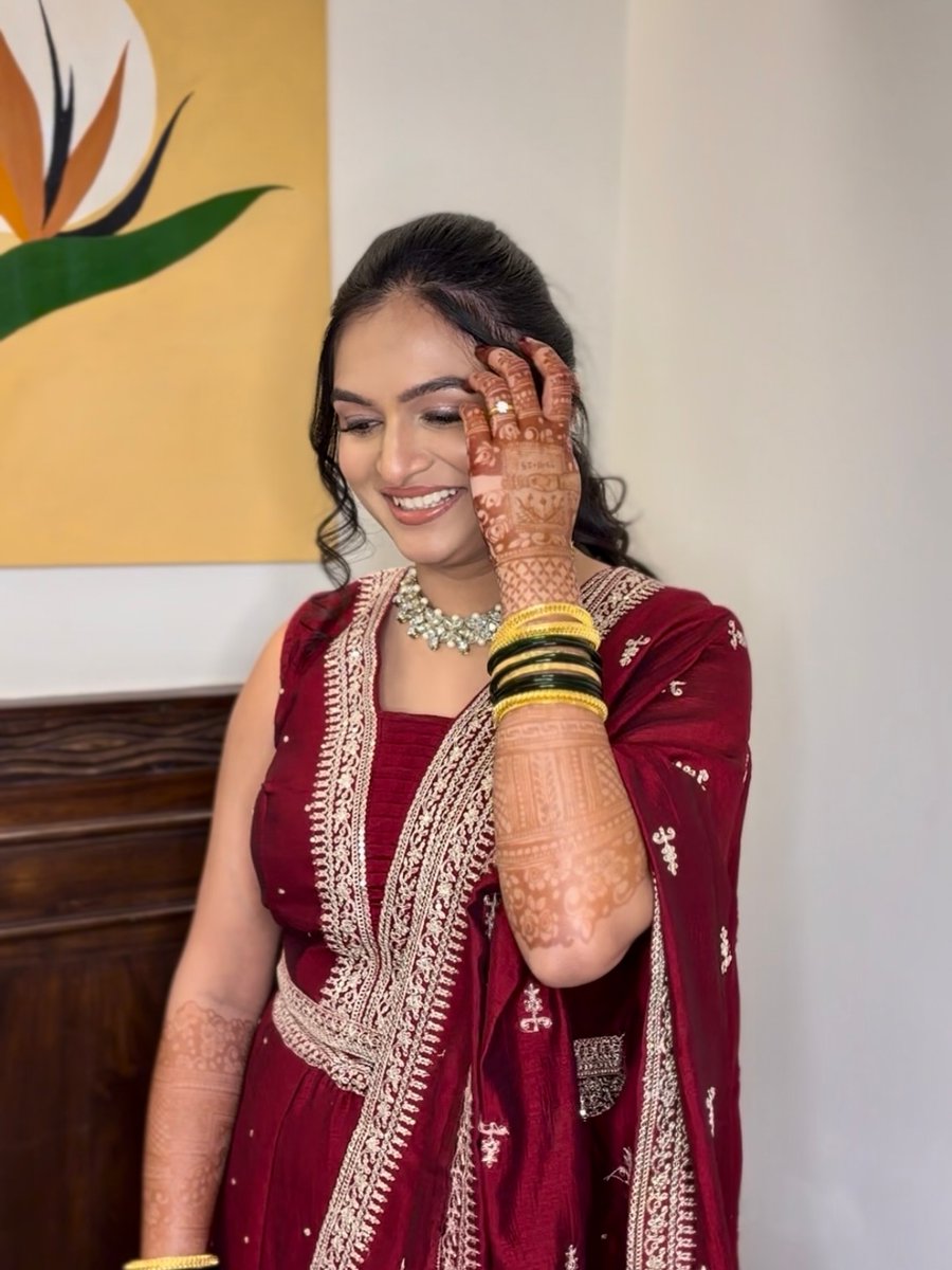 jennyfer_aj's tweet photo. Sangeet glow done right for Anushka. Makeup by Devasthale Makeup, styling by Diva. Ponytail by Samu Makeovers. https://t.co/n1nKbyWX6w