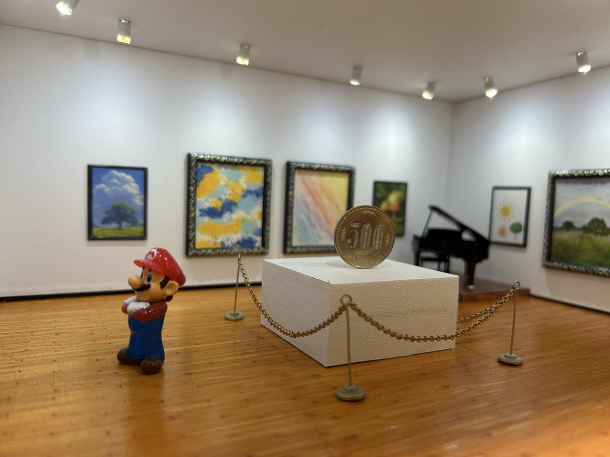TOY_STEP1's tweet photo. とりあえず完成　本棚に置ける美術館を作った　絵は固定してるので取り替えはできないが　真ん中はフリースペースなので　色々取替えて展示できます https://t.co/dKyy1EcSH9