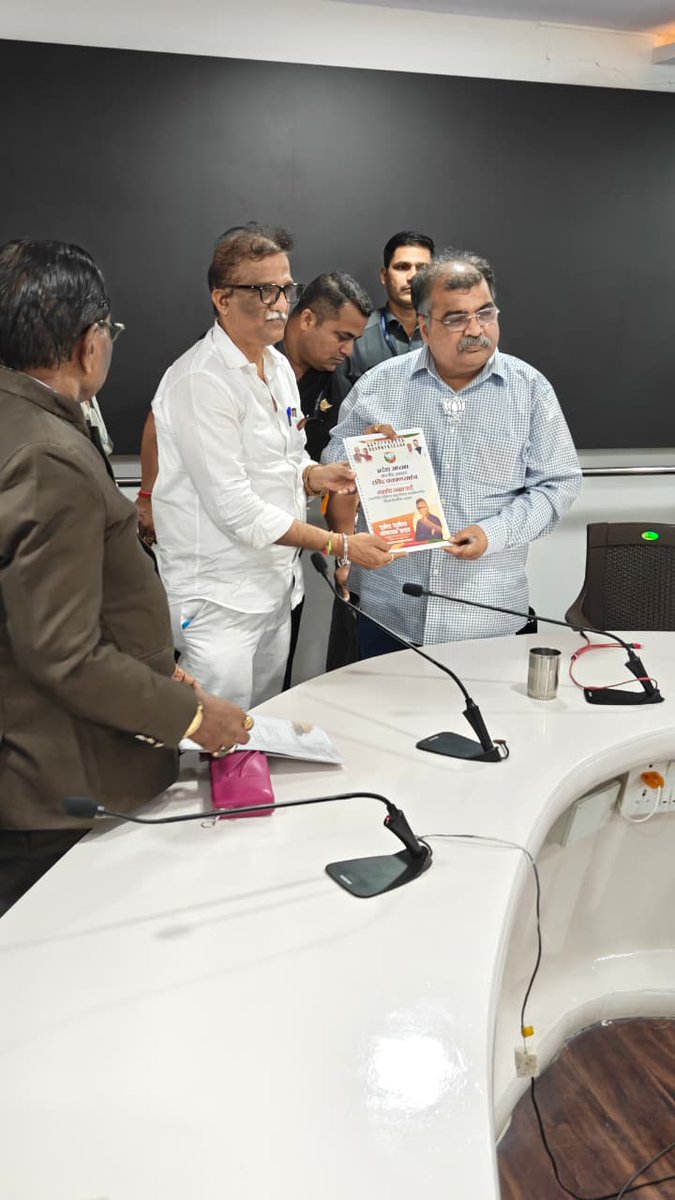 ipramod_jathar's tweet photo. आज भारतीय जनता पार्टीचे महाराष्ट्र प्रदेशाध्यक्ष मा. श्री. रवींद्रजी चव्हाण साहेब यांची भेट घेऊन माझ्या कार्यकाळातील जनसंपर्क, कोकणातील विकासकामे ���णि पक्षविस्ताराचा सविस्तर 'कार्य अहवाल' त्यांच्याकडे सन्मानपूर्वक सुपूर्द केला.
.
.
.
.
.
@RaviDadaChavan #karyaahwal #bjpupdates https://t.co/kYjBWUr02X