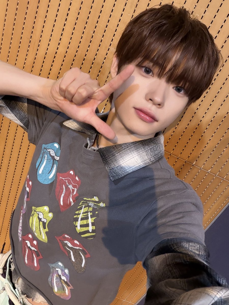 TIOT_NOW's tweet photo. [#예찬] 
로티~~ TIOT가 돌아왔다!! 
다섯시간의 조각들과 함께 엠카에서 첫방 완료!
소리 많이 질러줘서 고마워요💕💕 이제 시작이니까 
함께 가보자!!!🔥

#TIOT #티아이오티
#다섯시간의조각들 
#FiveHoursInPieces
#신예찬 #SHINYECHAN https://t.co/C74lPPRT9X