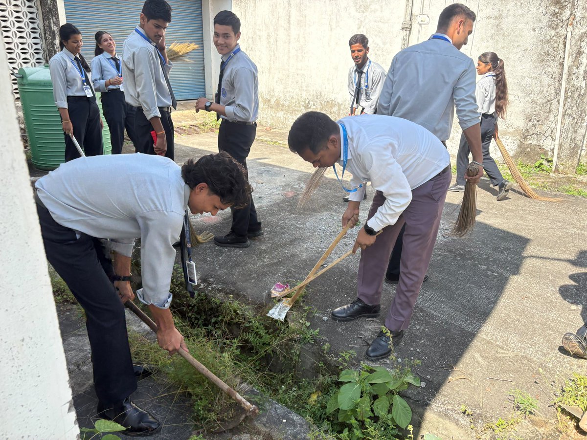estc_ramnagar's tweet photo. 📷 Voluntary Cleanliness Drive at ESTC
As part of the Swachhta Mein Sahbhag initiative, Electronics Service &amp; Training Centre (ESTC), Kaniya, Ramnagar, organized a voluntary cleanliness drive at the office premises and identified Cleanliness Target Units. https://t.co/MThBxiJe1H