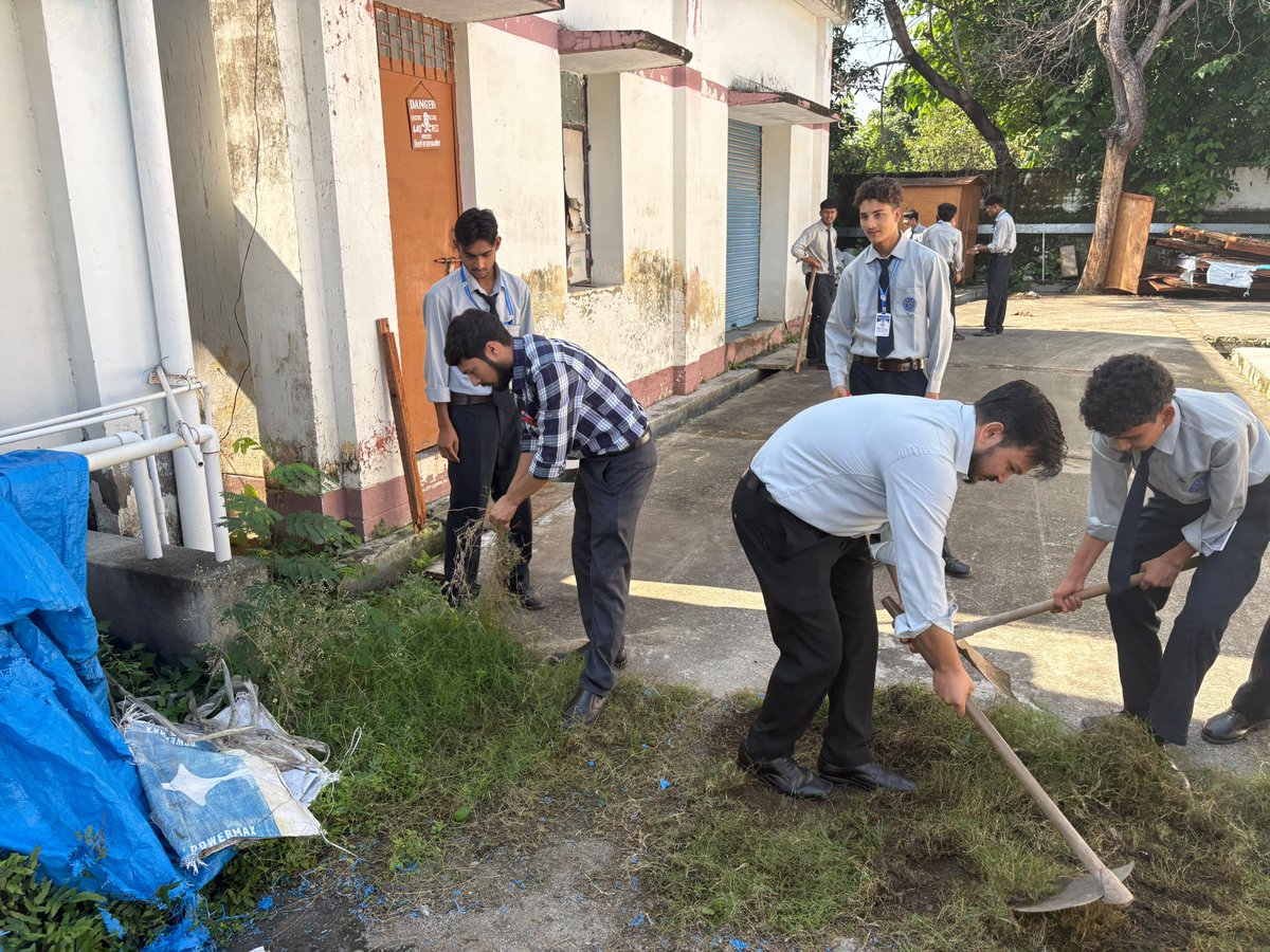 estc_ramnagar's tweet photo. 📷 Voluntary Cleanliness Drive at ESTC
As part of the Swachhta Mein Sahbhag initiative, Electronics Service &amp; Training Centre (ESTC), Kaniya, Ramnagar, organized a voluntary cleanliness drive at the office premises and identified Cleanliness Target Units. https://t.co/MThBxiJe1H