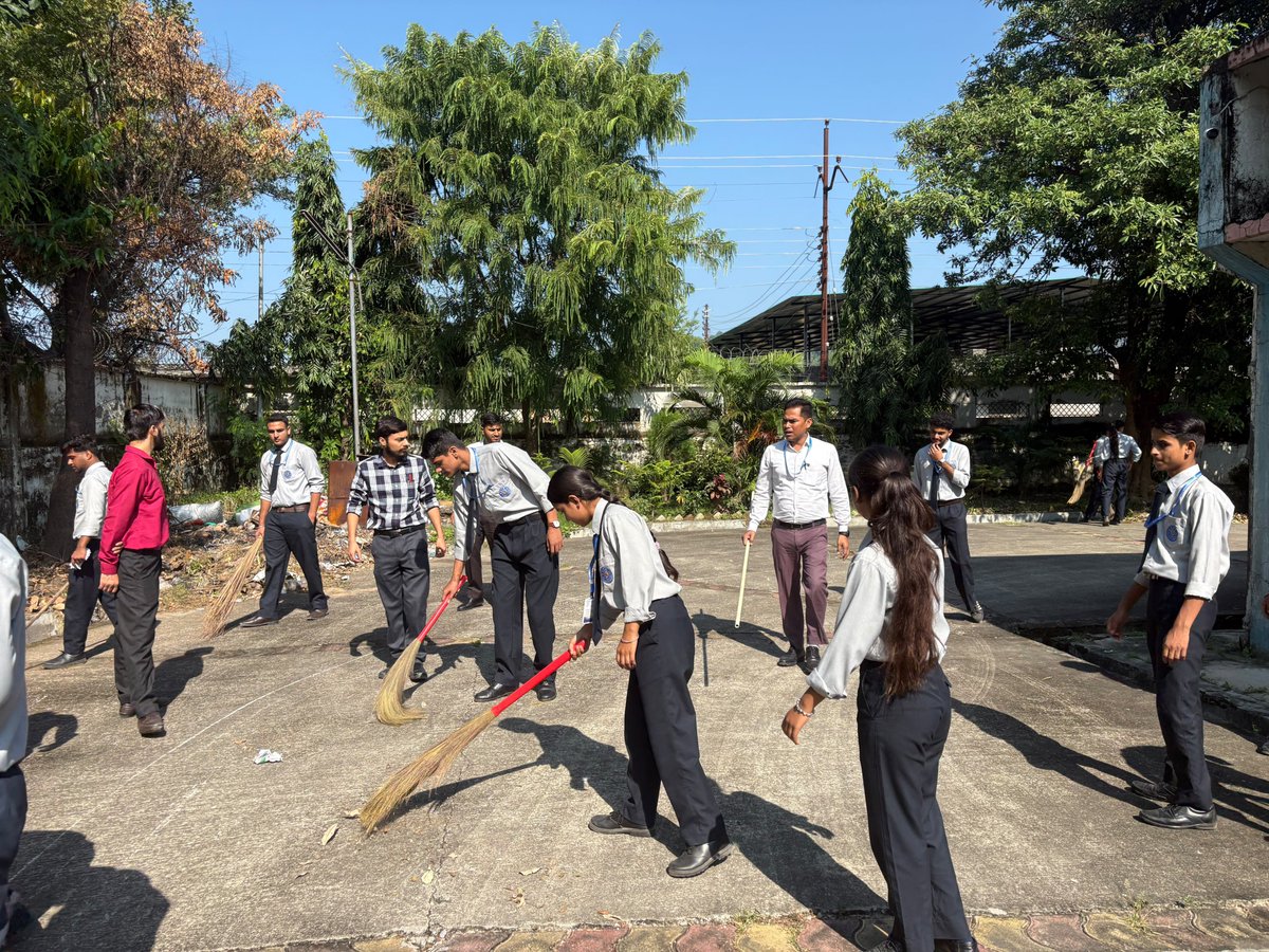 estc_ramnagar's tweet photo. 📷 Voluntary Cleanliness Drive at ESTC
As part of the Swachhta Mein Sahbhag initiative, Electronics Service &amp; Training Centre (ESTC), Kaniya, Ramnagar, organized a voluntary cleanliness drive at the office premises and identified Cleanliness Target Units. https://t.co/MThBxiJe1H