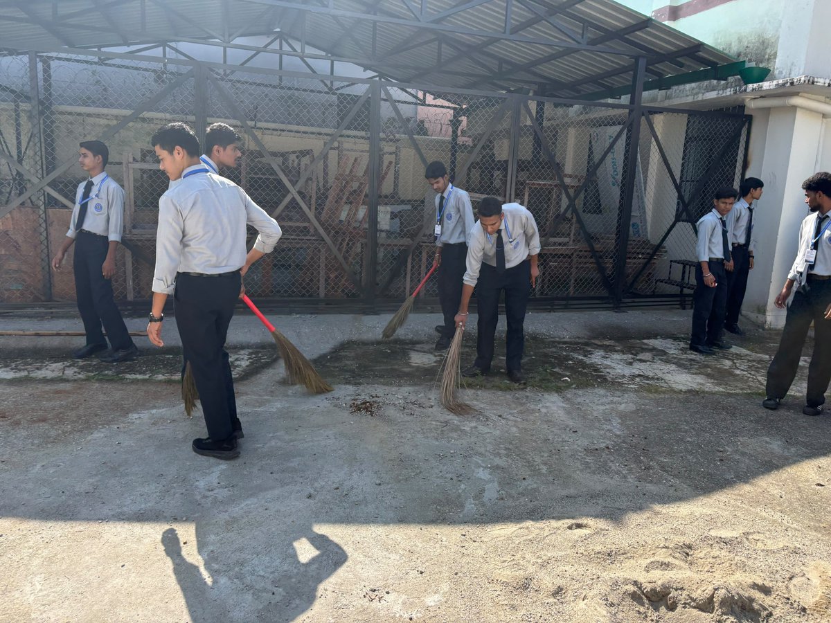 estc_ramnagar's tweet photo. 📷 Voluntary Cleanliness Drive at ESTC
As part of the Swachhta Mein Sahbhag initiative, Electronics Service &amp; Training Centre (ESTC), Kaniya, Ramnagar, organized a voluntary cleanliness drive at the office premises and identified Cleanliness Target Units. https://t.co/MThBxiJe1H