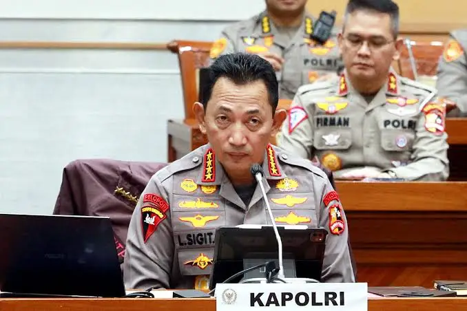 KapudS640's tweet photo. Nggak banyak yang tahu, meskipun Listyo Sigit Prabowo menjadi Kapolri terlama setelah era Reformasi dan menjabat hampir 6 tahun, ternyata nggak satu pun anaknya yang jadi taruna Akpol.

Putra sulungnya memilih berkarier sebagai dokter.

Putra keduanya menjadi bankir setelah tiga kali gagal dalam seleksi Akpol.

Sementara putri bungsunya memilih melanjutkan pendidikan di perguruan tinggi.

Punya kuasa itu mungkin hal biasa. Tapi memilih untuk nggak menggunakan kuasa tersebut demi keluarga, menurut gue justru nggak biasa.

Jujur, gue sendiri belum tentu bisa.