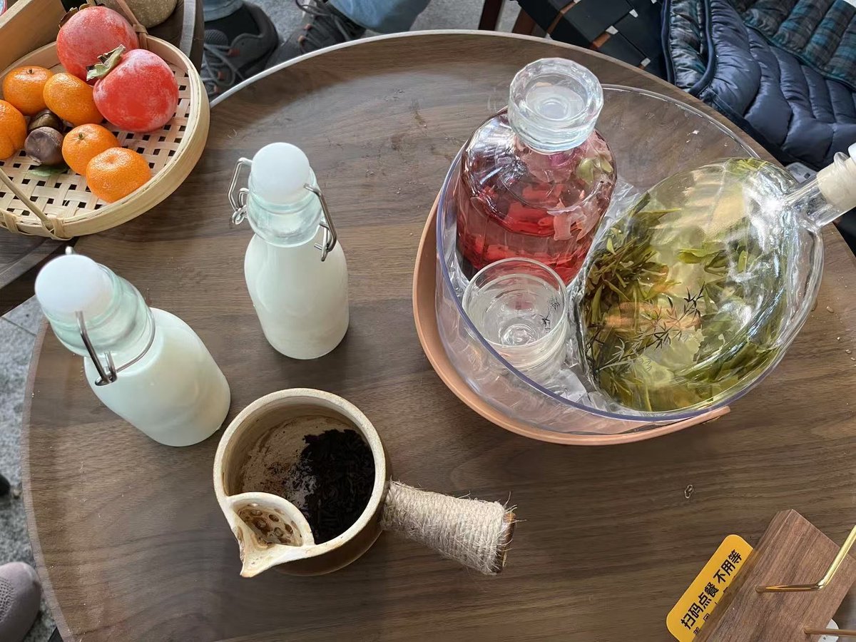 KhaudilAhkam's tweet photo. [Today I tried a special snack with a凸牌几 shape! It’s so fun to hold and tastes great too—super creative design!]， https://t.co/n2OXJneEx7