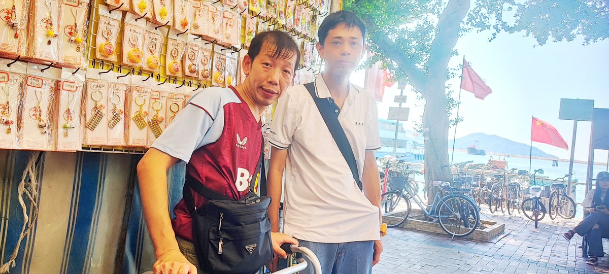 SuenMak's tweet photo. 今日10月1日星期四
(中華人民國建國77週年假期)
酷熱清朗上午，
本人約一個甘苦與共朋友，
大家乘搭順風順水巴士渡輪，
去(長洲)，
(得得店茶餐)，
(長洲包山精品店)，
(長洲廣場），
非常感謝主讓我們有
盛世芳華國慶假期活動！
主內麥佳舜 https://t.co/jG9zHRX3hV