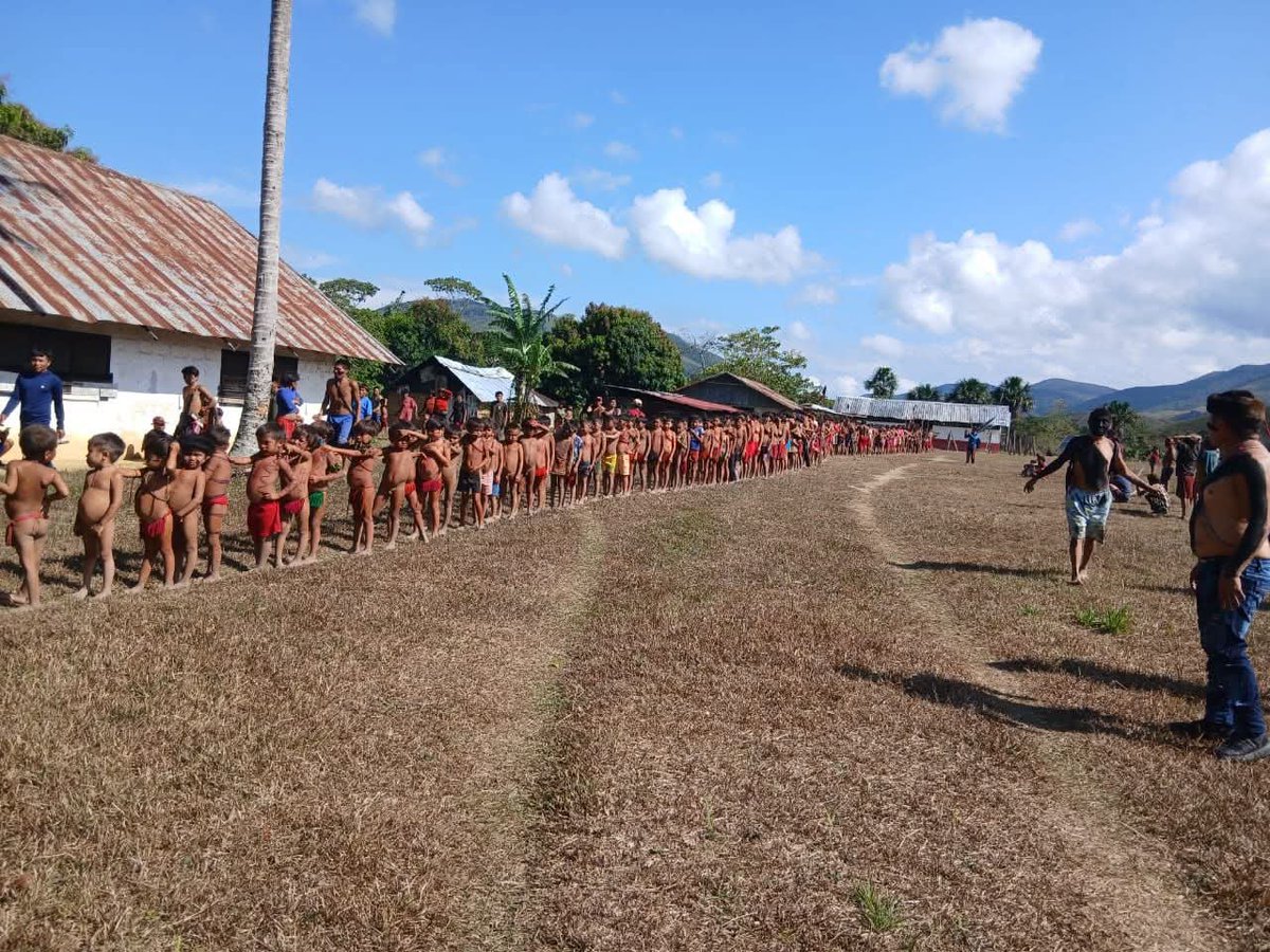 Fritz_A_Sanchez's tweet photo. #Atención  #Venezuela

Nuestros hermanos yanomami de Parima B y sectores vecinos del #AltoOrinoco  enfrenta una grave situación de falta de documentación venezolana, muchos carecen de Cédula de Identidad, vencida o extraviada 

La extrema lejanía y los altos costos del transporte dificultan el acceso al #SAIME y, con ello, a derechos y servicios fundamentales #Amazonas 

En tal sentido, solicitan una Jornada Especial de Cedulación Móvil en Parima B, para atender trámites de primera vez, renovación y duplicados.

La distancia no puede ser una barrera para el derecho a la identidad.

#Yanomami #PueblosIndígenas #DerechoALaIdentidad