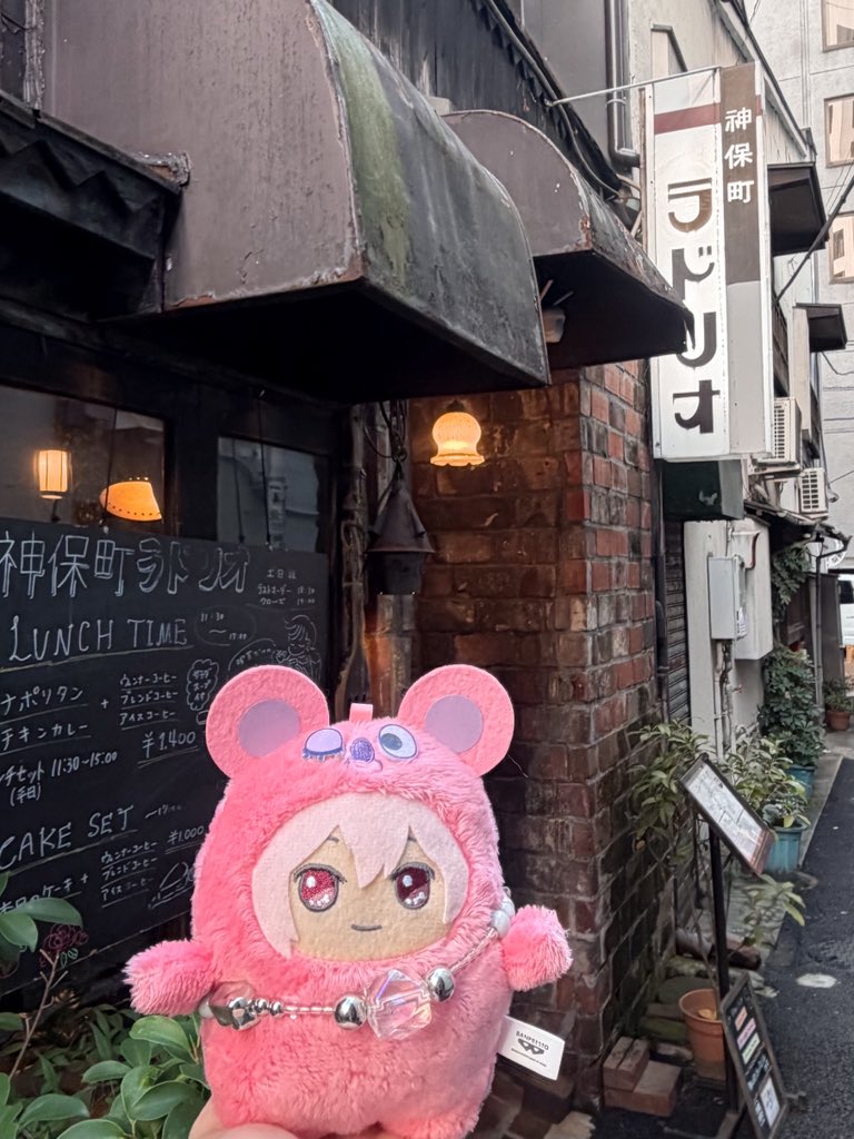 mtn_179's tweet photo. 念願のTRIGGER聖地ラドリオさん🩶🩷💙
クリームソーダと無花果と紅茶のパウンドケーキを頼みました！とっても美味しかった〜🥰
穏やかで1人でも過ごしやすかったです❣️ https://t.co/O8LwhVSiwa