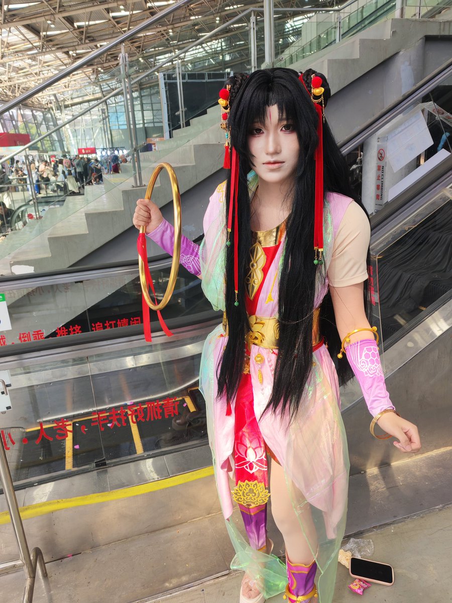 4b996b's tweet photo. so can everybody tell me ，who is the most sexy in these Chinese cosers. https://t.co/a0kVUz0LoN