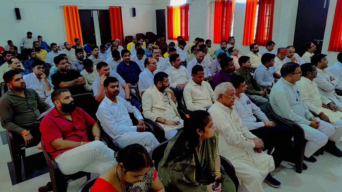 BJPBareilly2's tweet photo. आज सिविल लाइंस पार्टी कार्यालय पर आयोजित जिला कार्यशाला/शिक्षक एमएलसी बरेली मुरादाबाद खंड चुनाव के निमित्त बैठक को मुख्य अतिथि माननीय विधान परिषद सदस्य कुंवर महाराज सिंह जी, भाजपा जिला अध्यक्ष माननीय श्री @SompalSharma12 ने सम्बोधित किया! 
@BJP4UP @thebhupendra26 https://t.co/b2hbpnfyoo