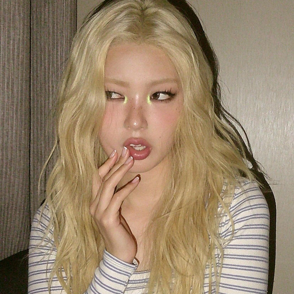 chipxxo's tweet photo. it’s her signature pose https://t.co/QNBVpZFeVo
