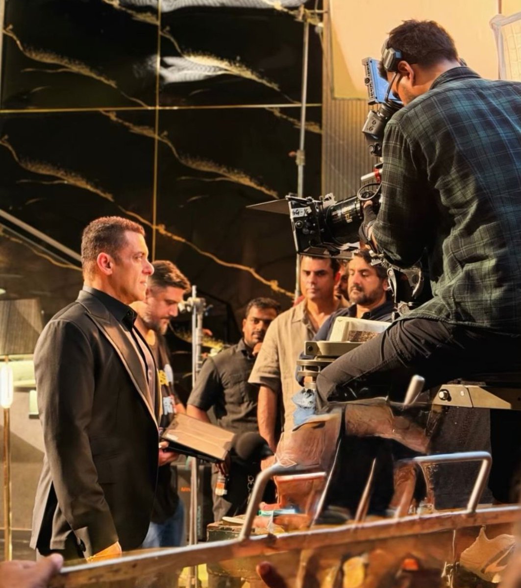 IBeingAdarsh_'s tweet photo. LATEST: Latest Pic of Salman Khan, Is this from his ad shoot or #SVC63?

He looks so good with his fresh haircut, glowing face, and extremely fit physique..🔥 #SalmanKhan https://t.co/1NS3kOrZqV