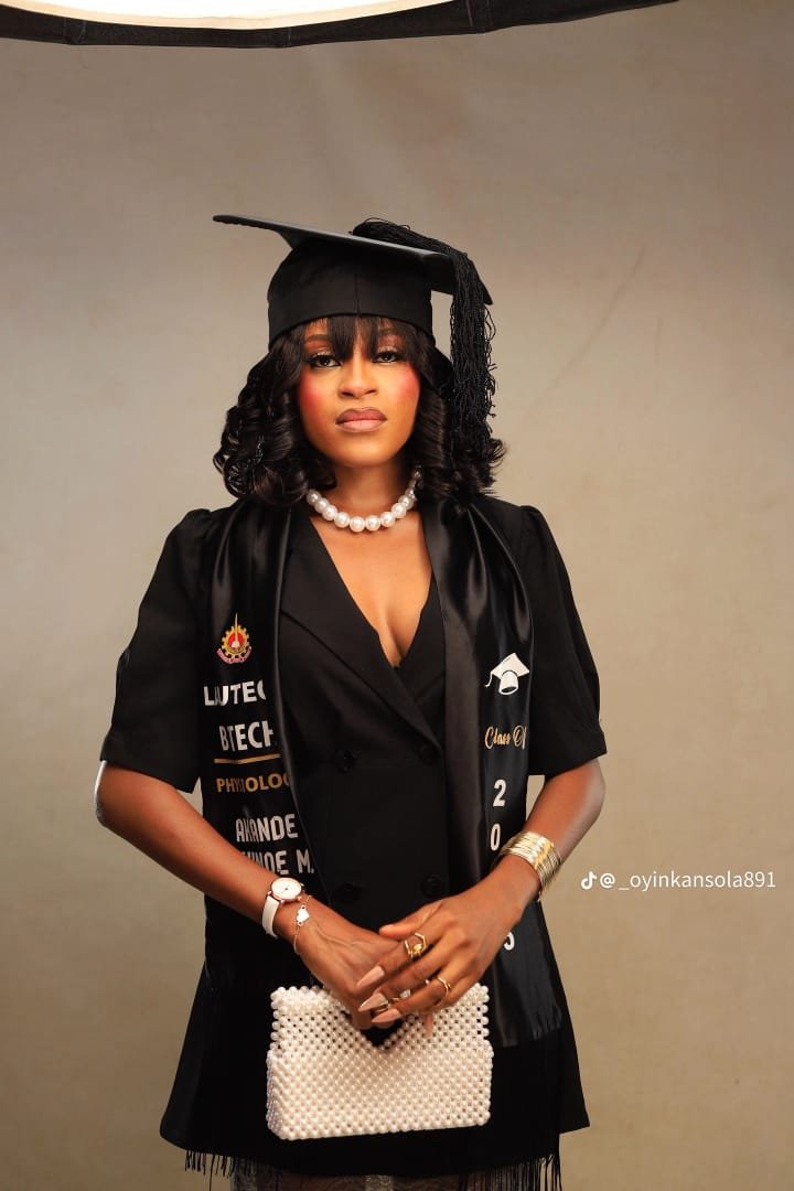 JohnReuben52429's tweet photo. Today, October 1st, Nigeria celebrates her Independence, but my heart is heavy. 💔
An innocent youth corper from LAUTECH-Akande Kehinde matric number 202508, whose class rep I was,  has been reportedly kidnapped was kidnapped while travelling to Bende Camp.@ARISEtv @ruffydfire https://t.co/mLhrc2k5VX